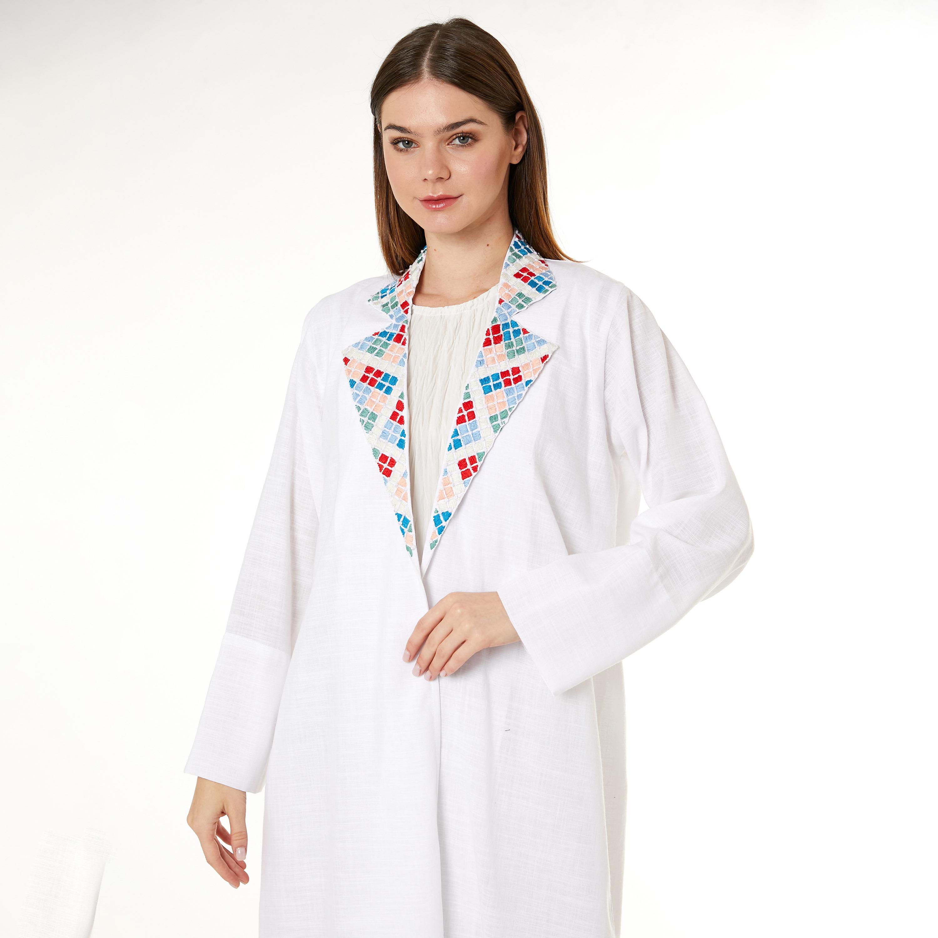  عباية نسائية من كريب باربي باللون الأبيض مع حجاب وياقة مدببة من مويستريت-women-arabicclothing-abayas-image-2