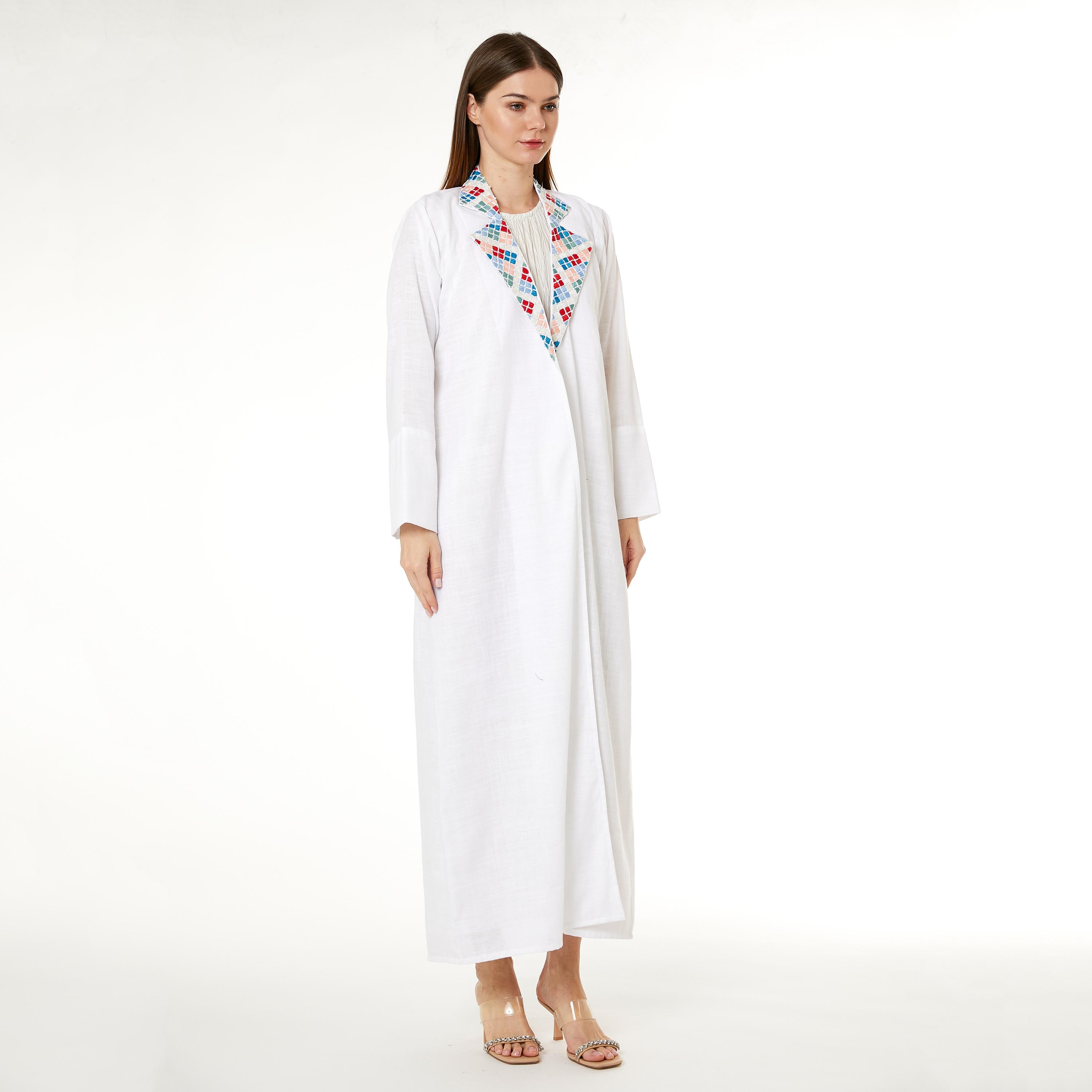  عباية نسائية من كريب باربي باللون الأبيض مع حجاب وياقة مدببة من مويستريت-women-arabicclothing-abayas-image-3