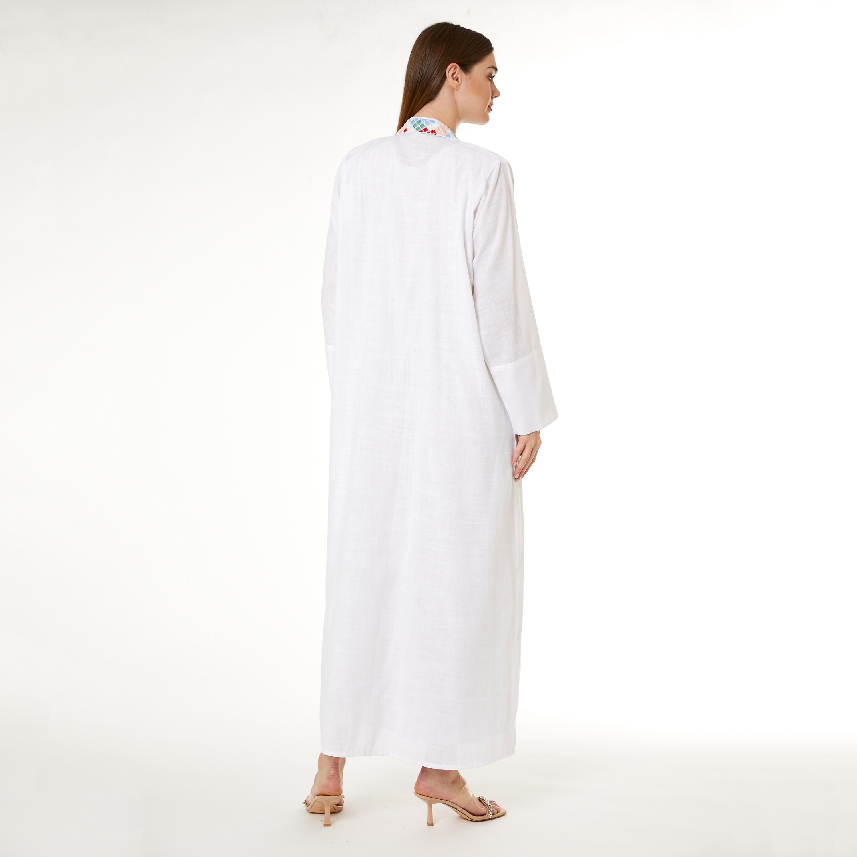  عباية نسائية من كريب باربي باللون الأبيض مع حجاب وياقة مدببة من مويستريت-women-arabicclothing-abayas-image-4