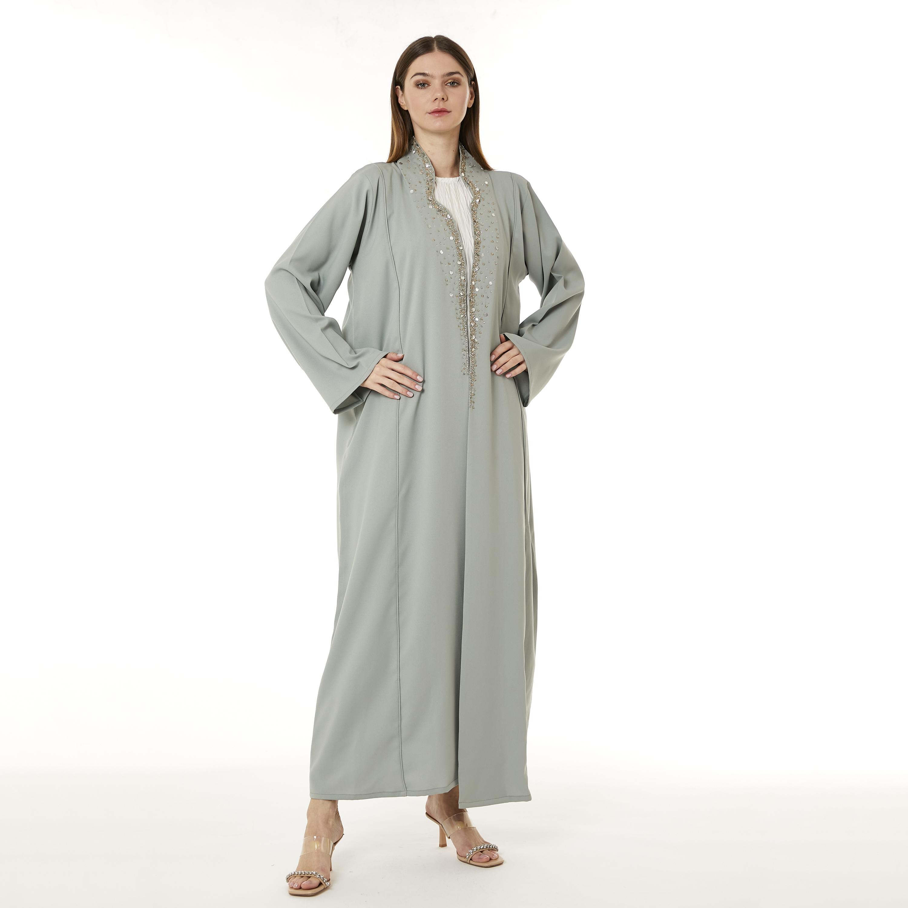 عباية نسائية من الكريب باللون الرمادي مع حجاب وياقة قائمة من مويستريت-women-arabicclothing-abayas-image-1