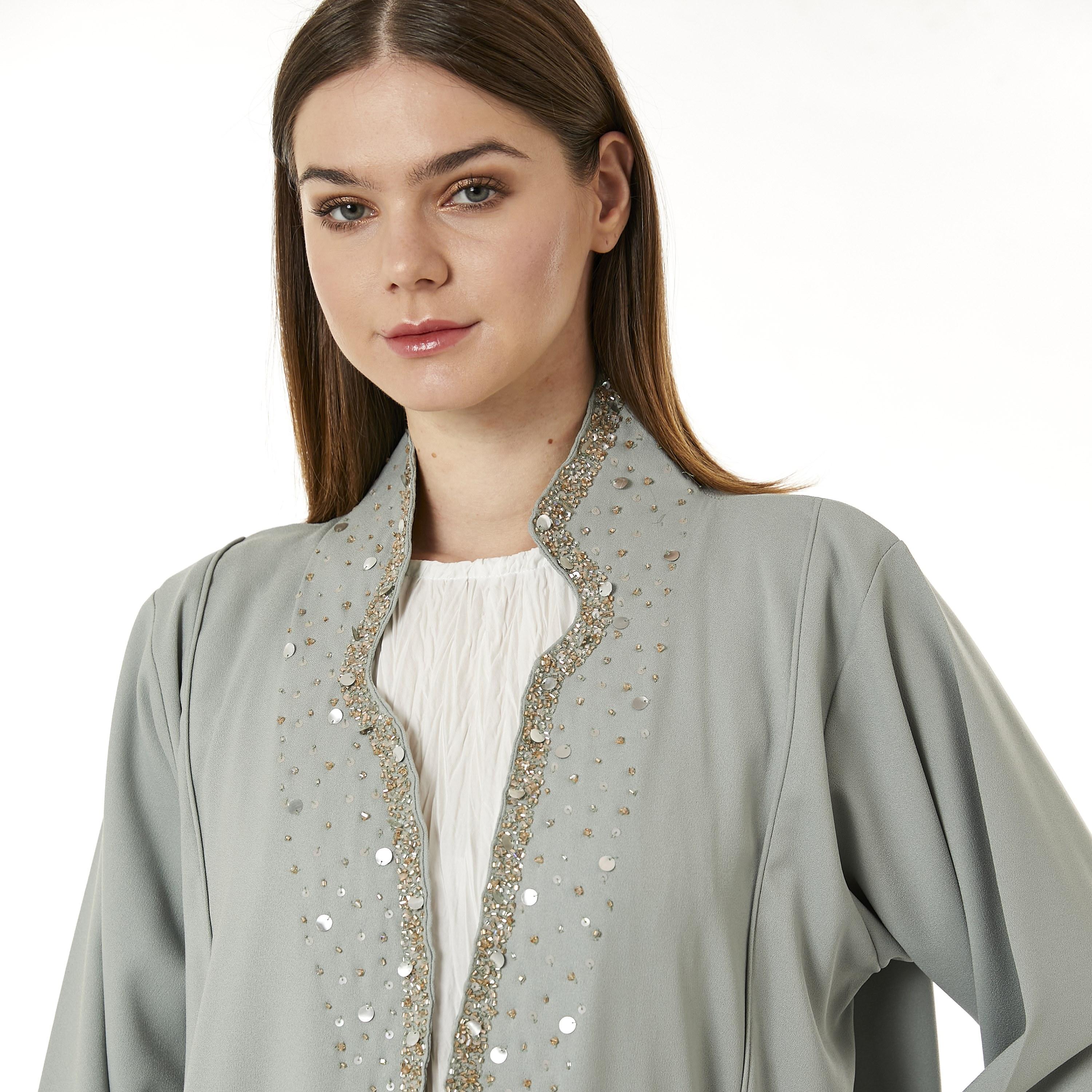 عباية نسائية من الكريب باللون الرمادي مع حجاب وياقة قائمة من مويستريت-women-arabicclothing-abayas-image-2