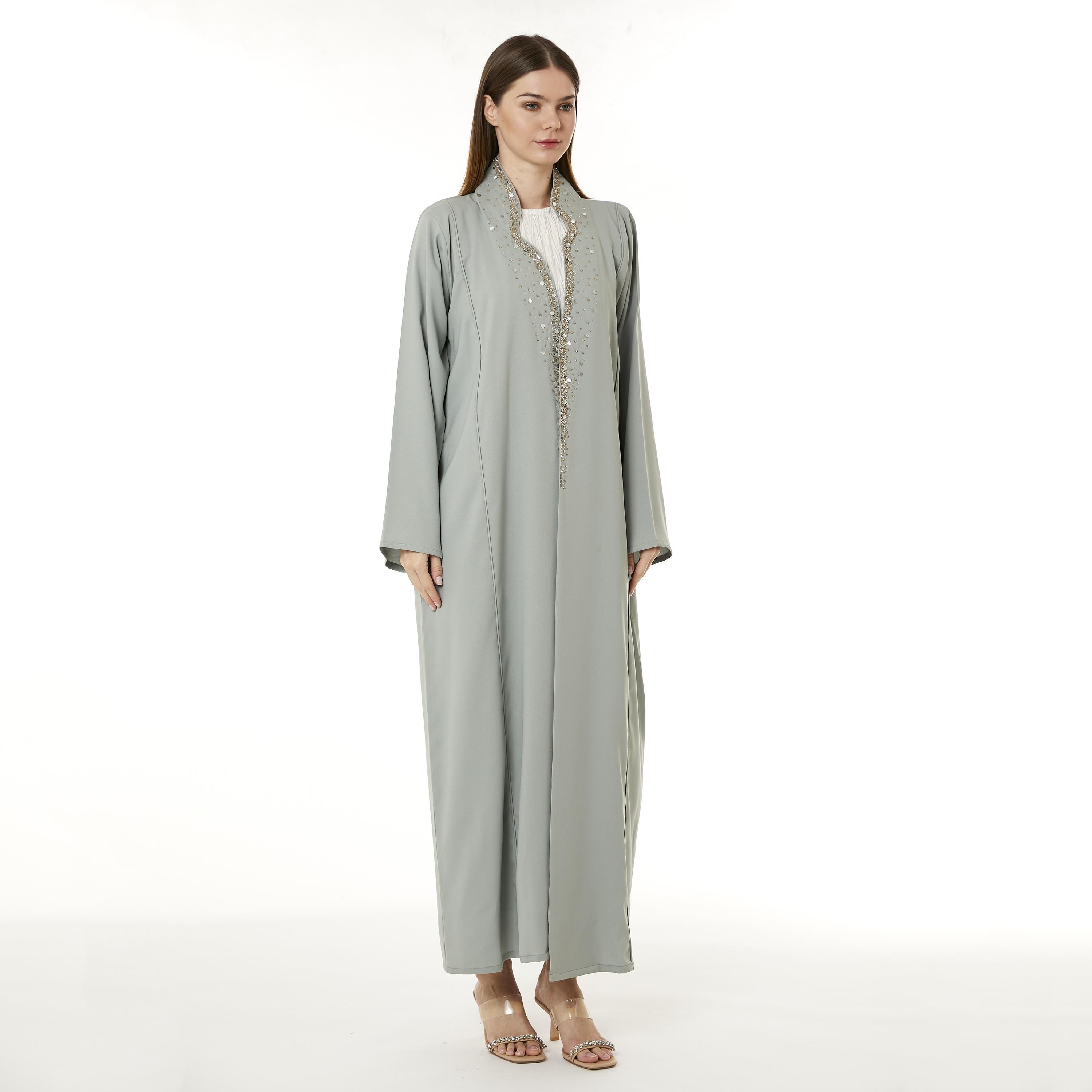 عباية نسائية من الكريب باللون الرمادي مع حجاب وياقة قائمة من مويستريت-women-arabicclothing-abayas-image-3