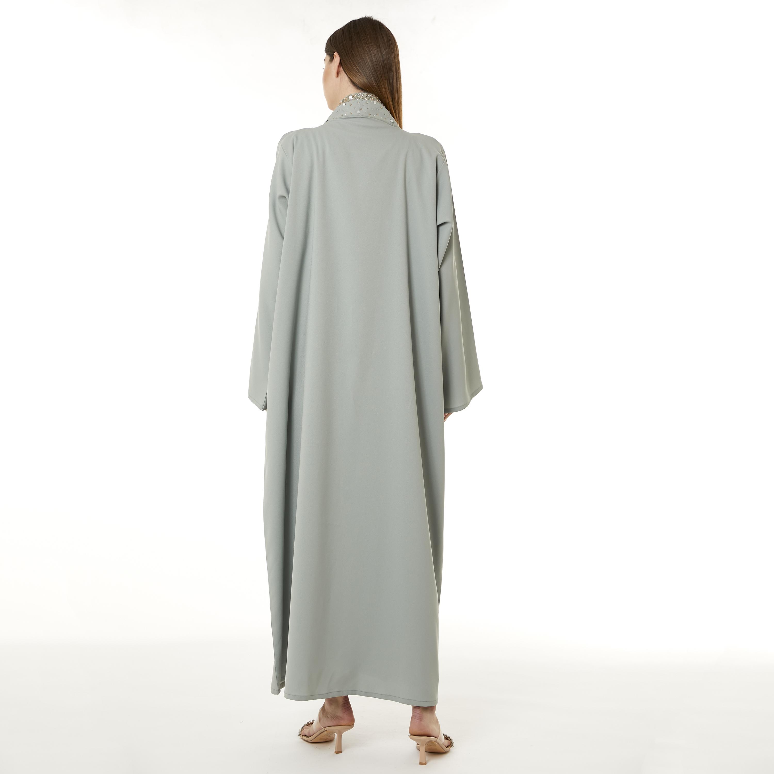 عباية نسائية من الكريب باللون الرمادي مع حجاب وياقة قائمة من مويستريت-women-arabicclothing-abayas-image-4