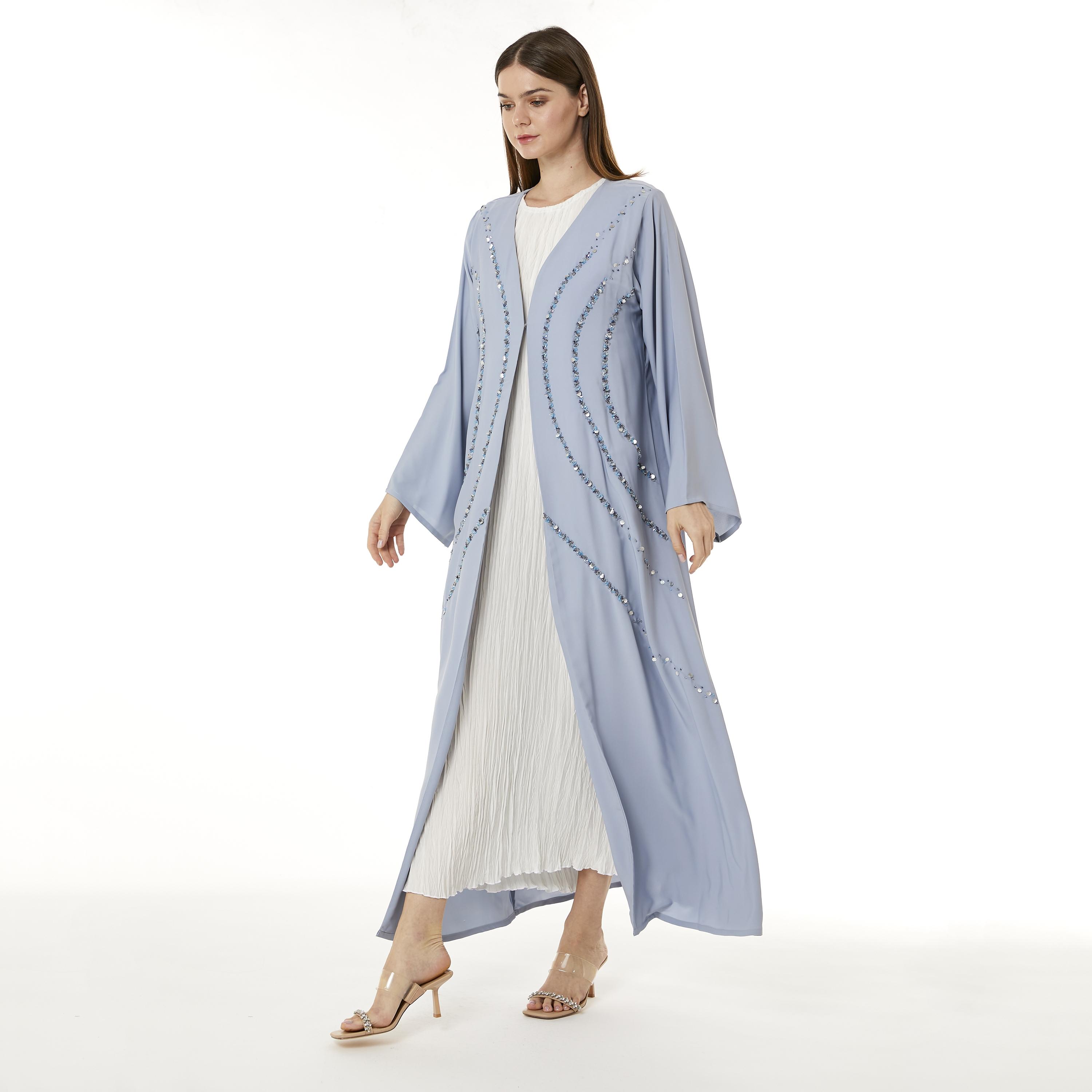 عباية نسائية مفتوحة من الأمام من الكريب باللون الأزرق الفاتح مع حجاب من مويستريت-women-arabicclothing-abayas-image-3