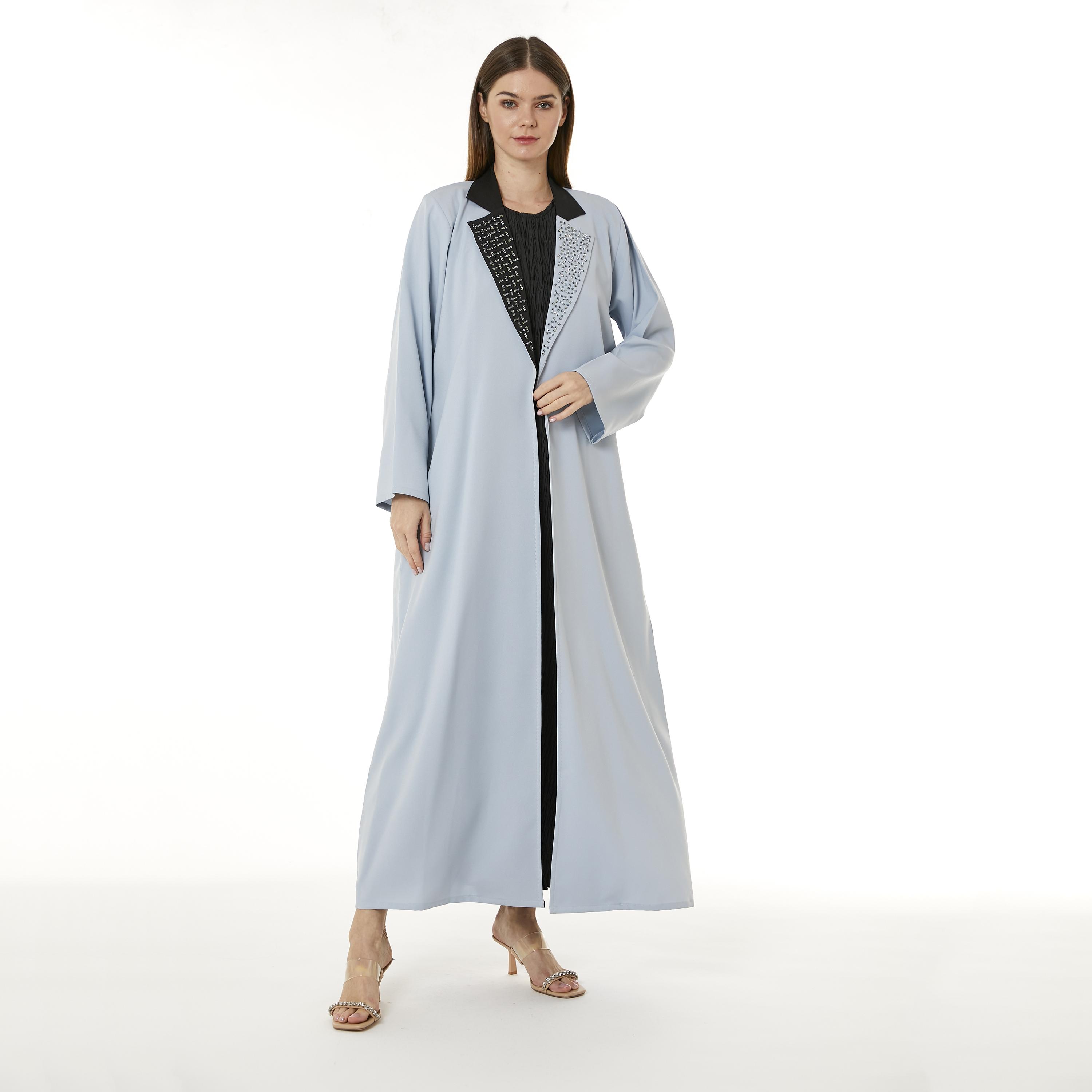  عباية نسائية من الكريب باللون الأزرق الفاتح مع حجاب وياقة مدببة من مويستريت-women-arabicclothing-abayas-image-1