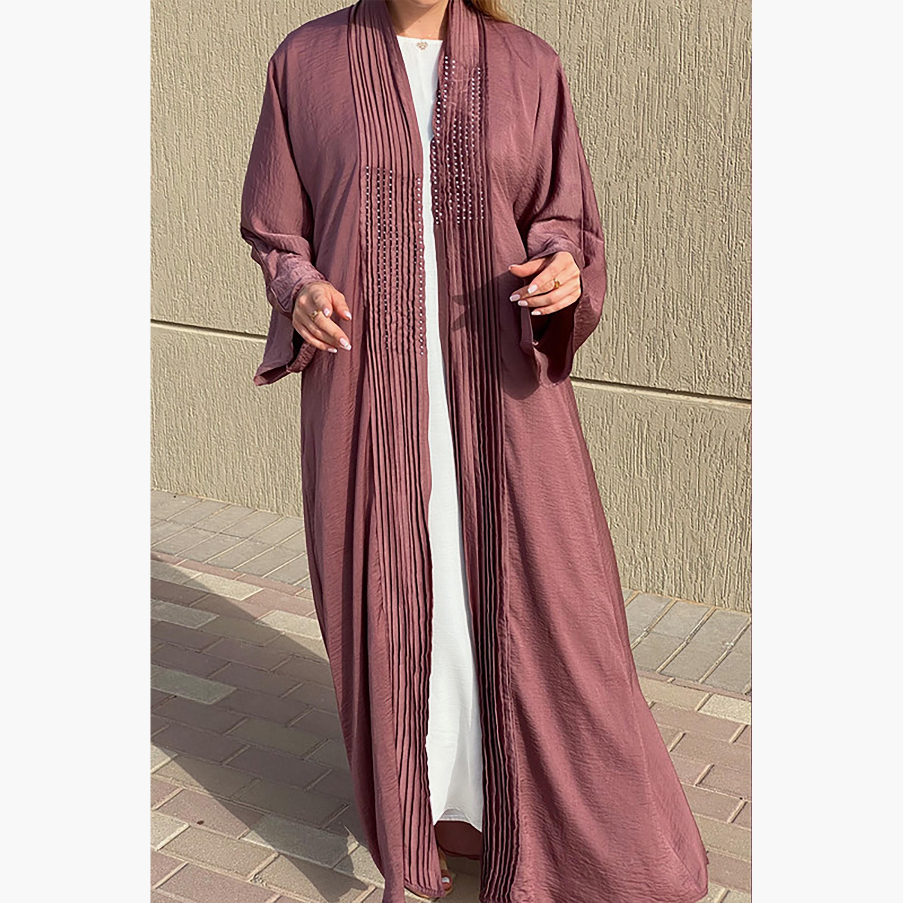 عباية باللون الوردي بطيات وأكمام واسعة ومطرزة مع شيلة من مويستريت-women-arabicclothing-abayas-image-1