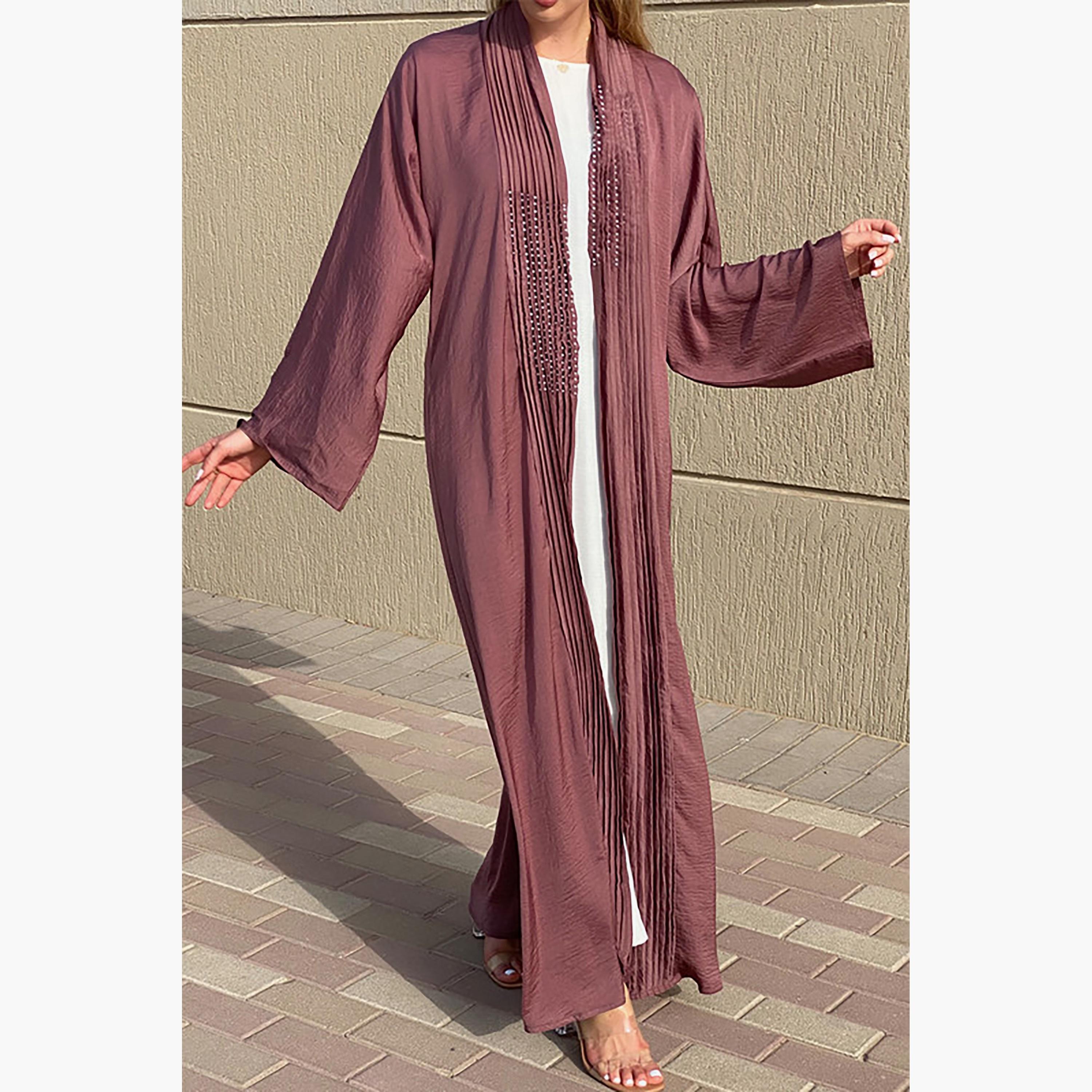 عباية باللون الوردي بطيات وأكمام واسعة ومطرزة مع شيلة من مويستريت-women-arabicclothing-abayas-image-3