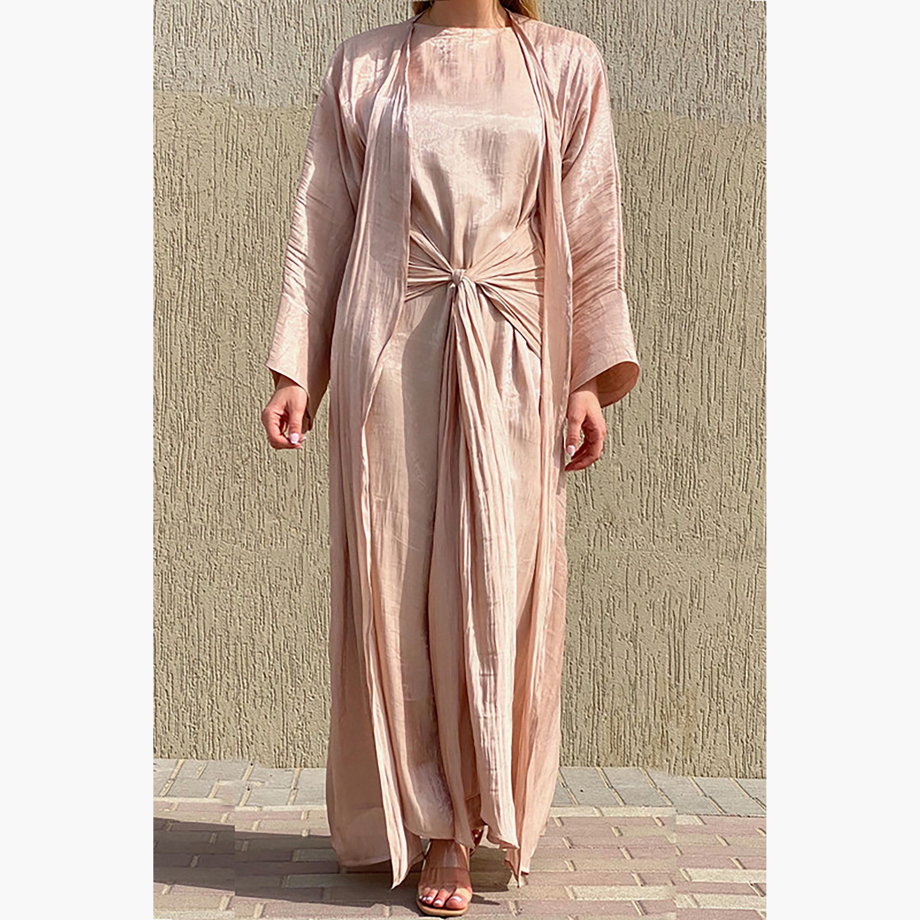 طقم 3 قطع عباية بأكمام واسعة وفستان داخلي باللون الوردي من روتانا مع شيلة من مويستريت-women-arabicclothing-abayainner-image-1