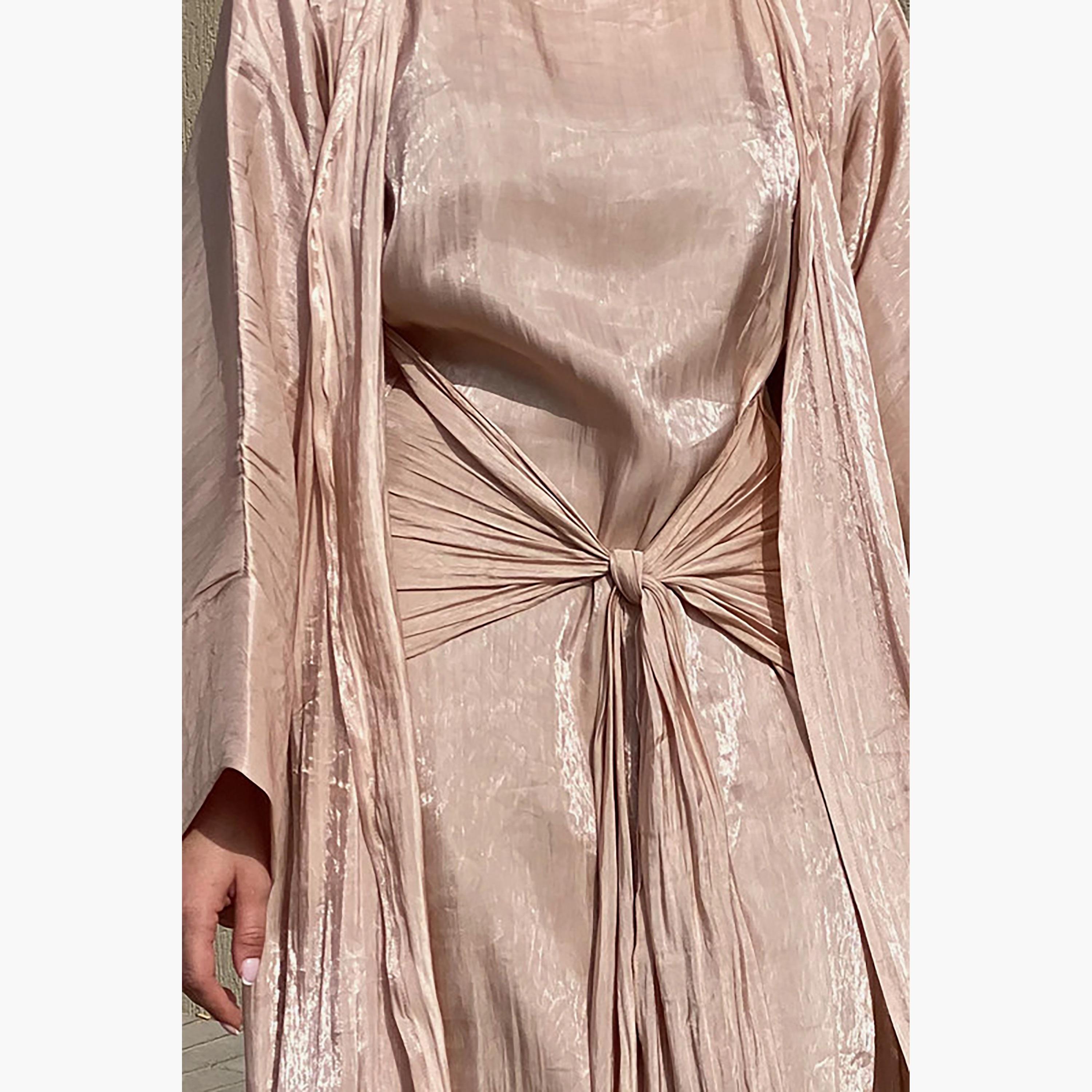 طقم 3 قطع عباية بأكمام واسعة وفستان داخلي باللون الوردي من روتانا مع شيلة من مويستريت-women-arabicclothing-abayainner-image-2