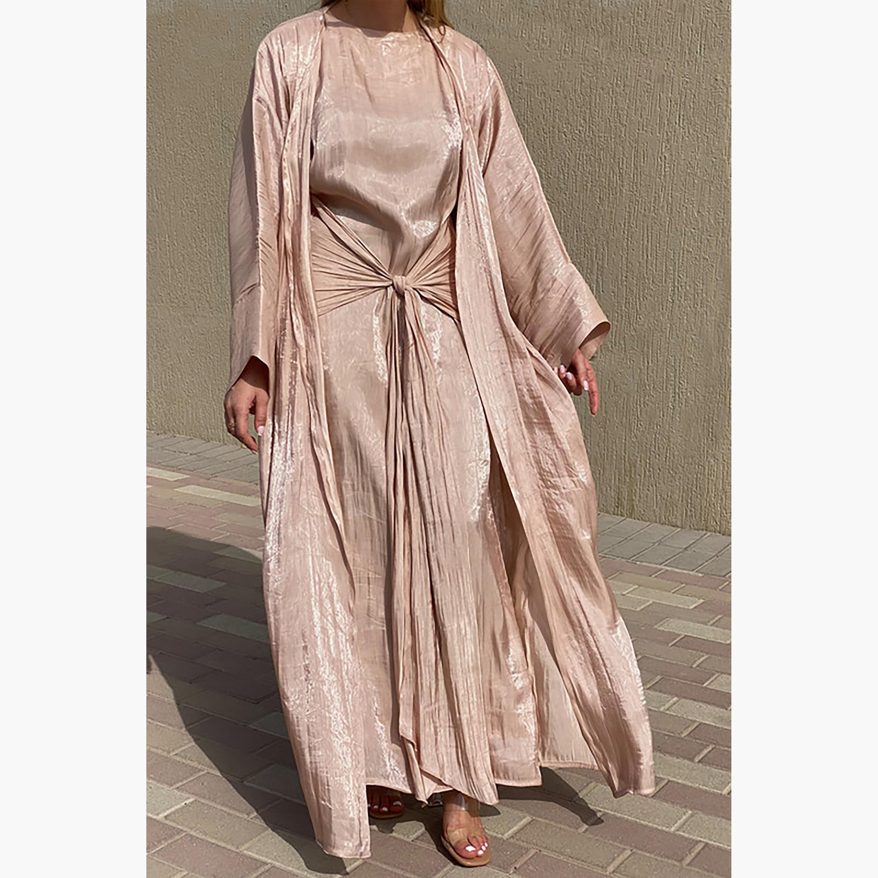 طقم 3 قطع عباية بأكمام واسعة وفستان داخلي باللون الوردي من روتانا مع شيلة من مويستريت-women-arabicclothing-abayainner-image-3