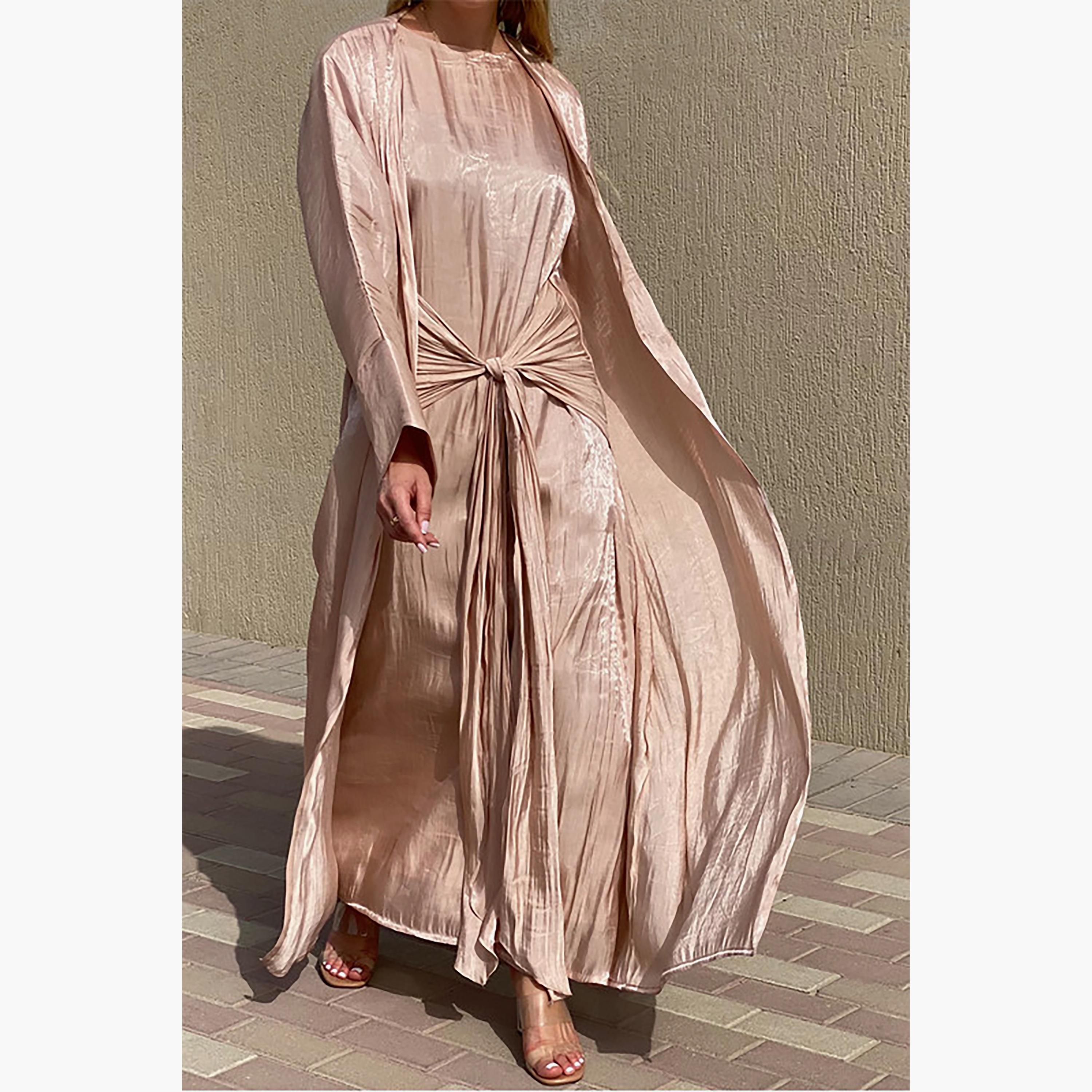 طقم 3 قطع عباية بأكمام واسعة وفستان داخلي باللون الوردي من روتانا مع شيلة من مويستريت-women-arabicclothing-abayainner-image-4