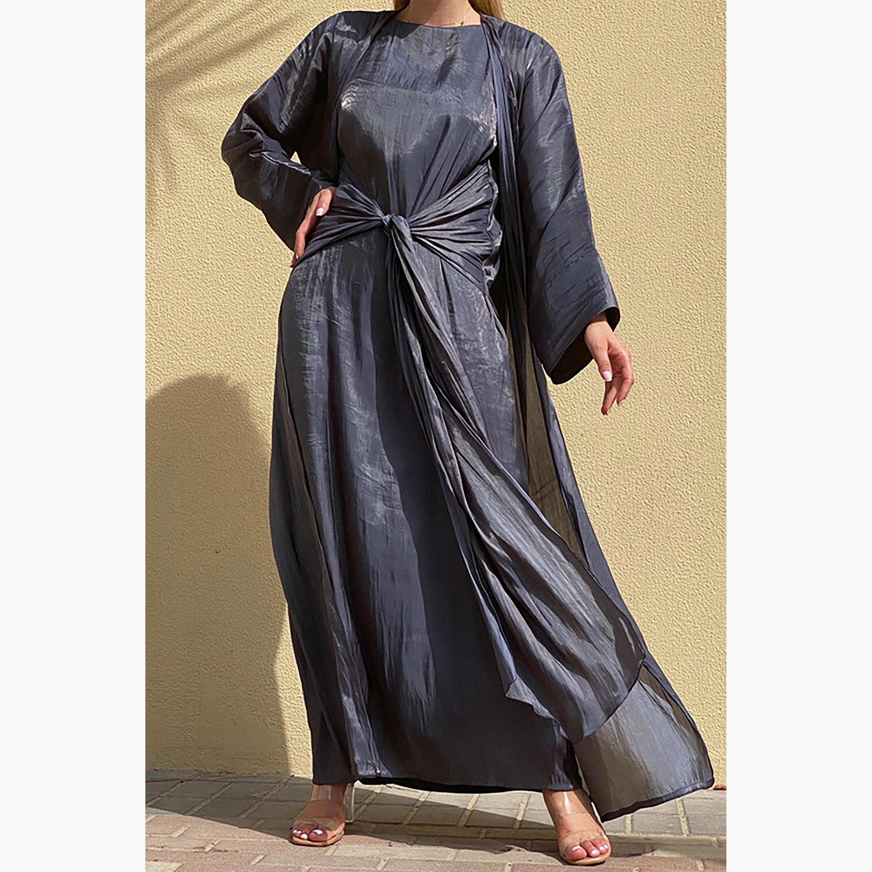 طقم 3 قطع عباية روتانا رمادي لامعة وأكمام واسعة وفستان داخلي مع شيلة من مويستريت-women-arabicclothing-abayainner-image-1