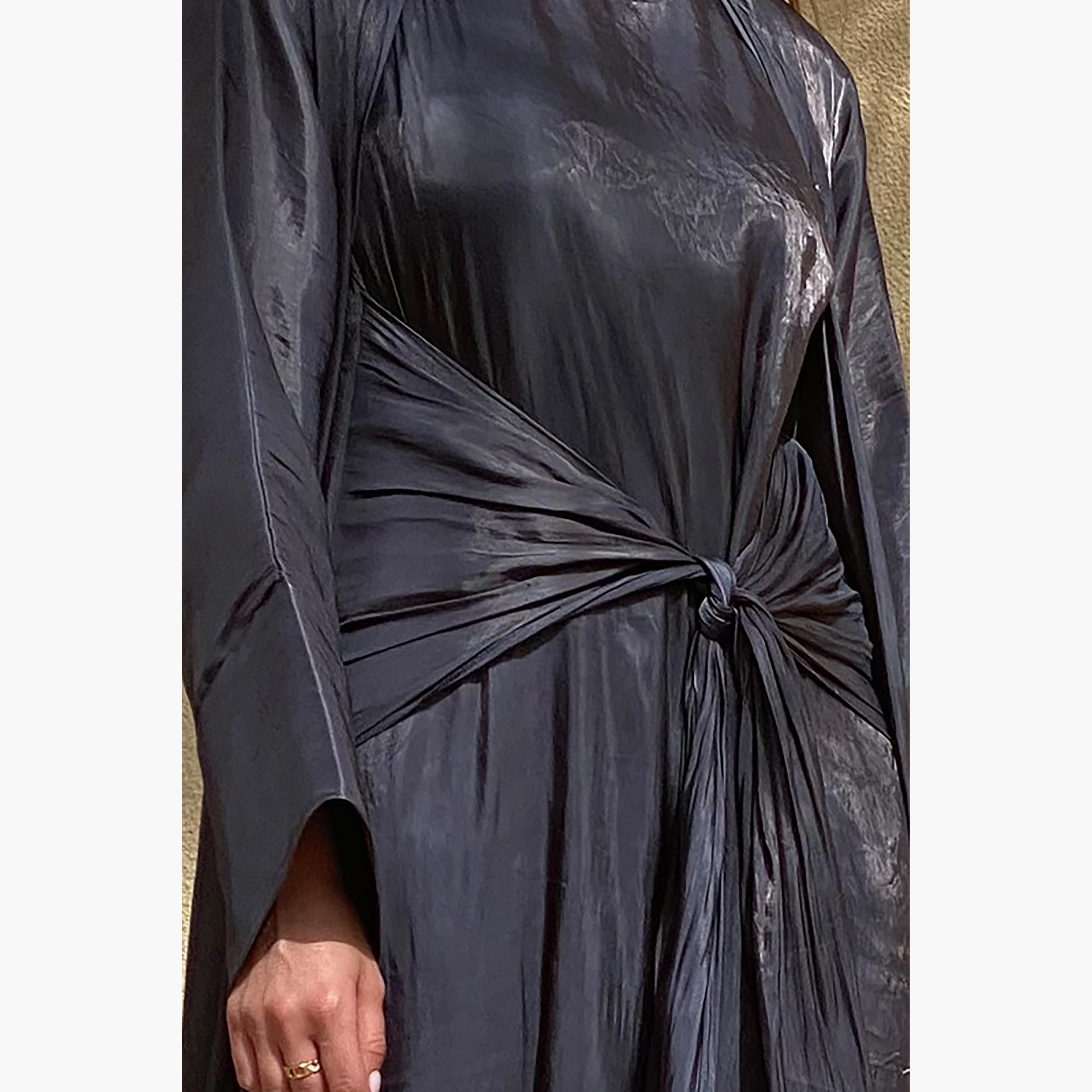 طقم 3 قطع عباية روتانا رمادي لامعة وأكمام واسعة وفستان داخلي مع شيلة من مويستريت-women-arabicclothing-abayainner-image-2