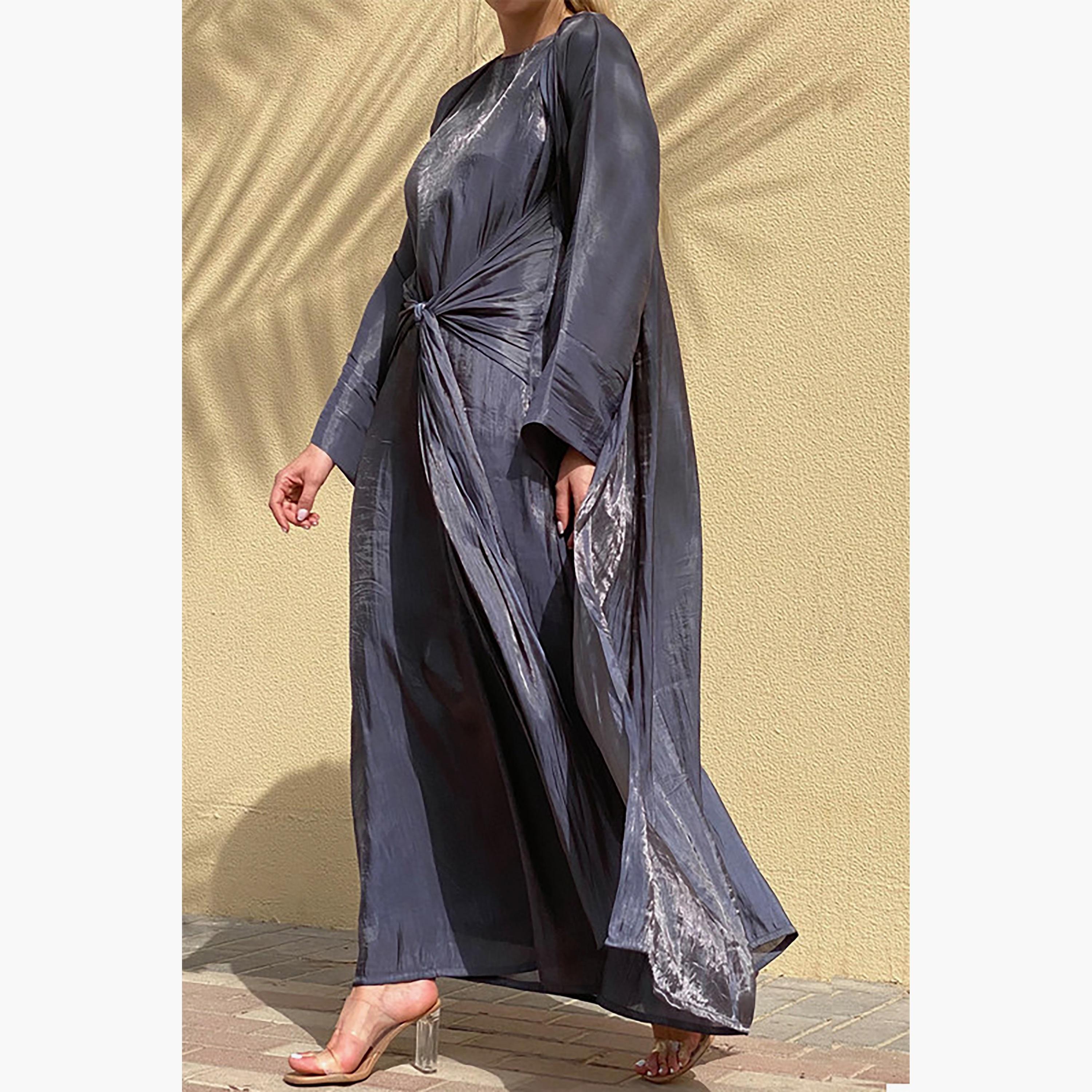 طقم 3 قطع عباية روتانا رمادي لامعة وأكمام واسعة وفستان داخلي مع شيلة من مويستريت-women-arabicclothing-abayainner-image-3