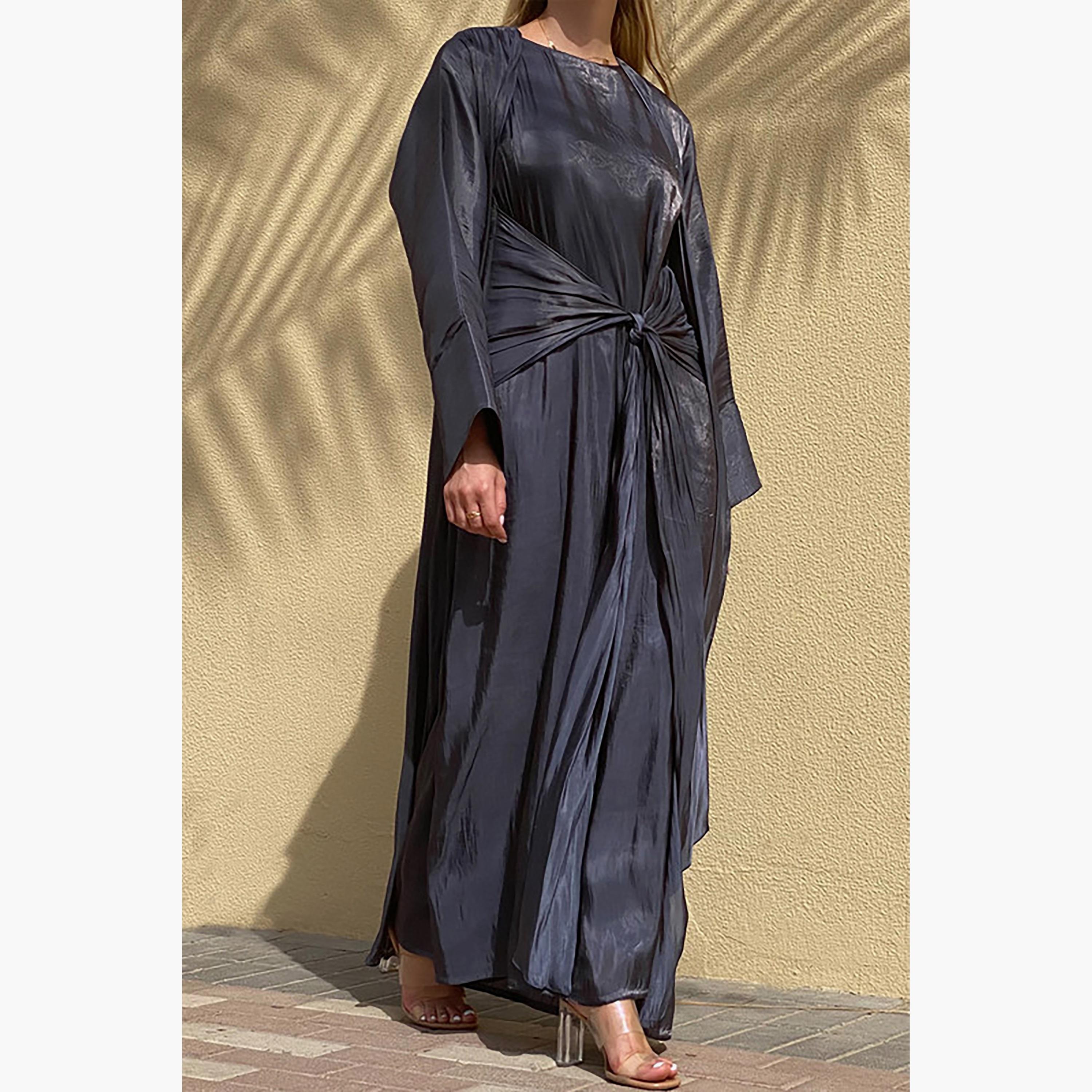 طقم 3 قطع عباية روتانا رمادي لامعة وأكمام واسعة وفستان داخلي مع شيلة من مويستريت-women-arabicclothing-abayainner-image-4