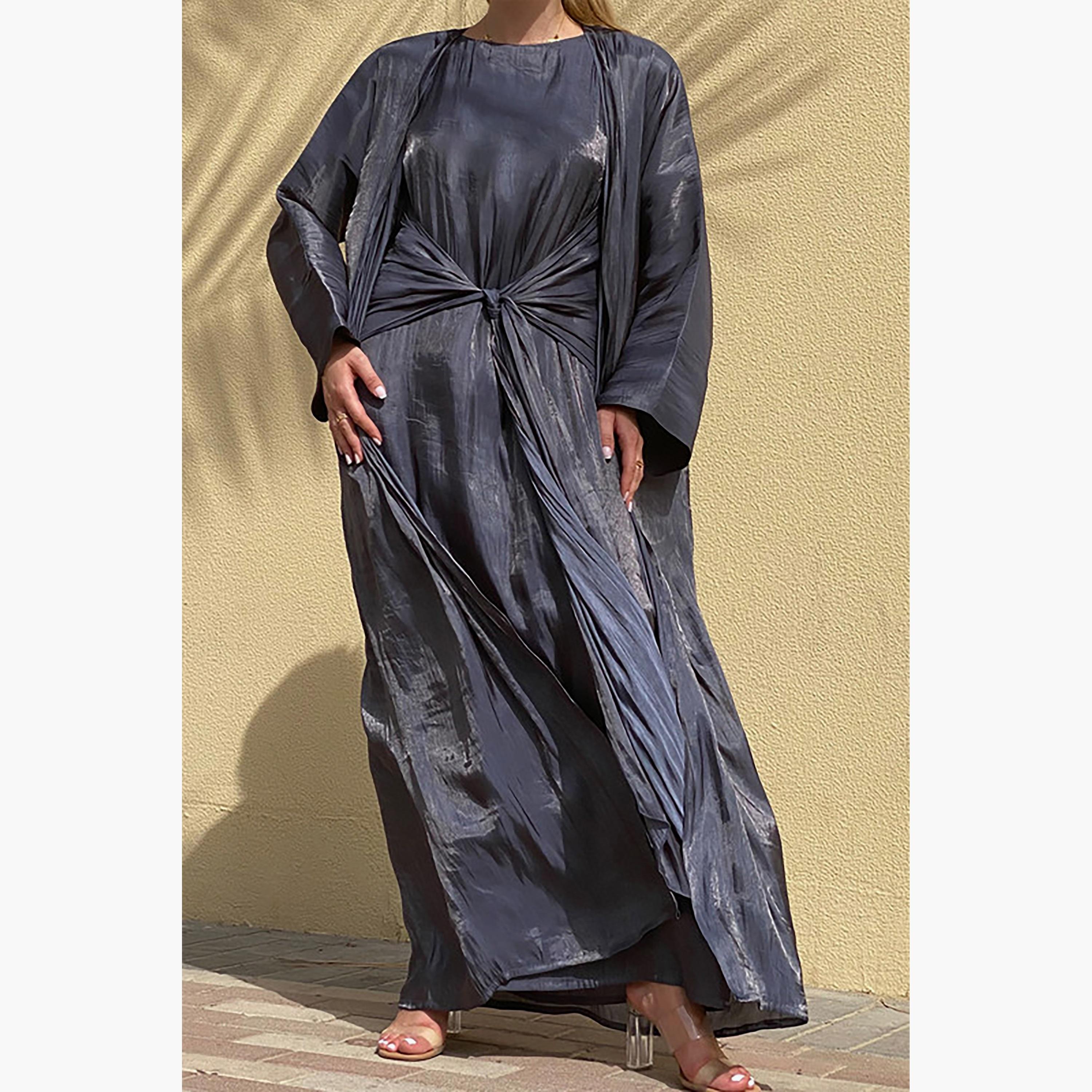 طقم 3 قطع عباية روتانا رمادي لامعة وأكمام واسعة وفستان داخلي مع شيلة من مويستريت-women-arabicclothing-abayainner-image-5