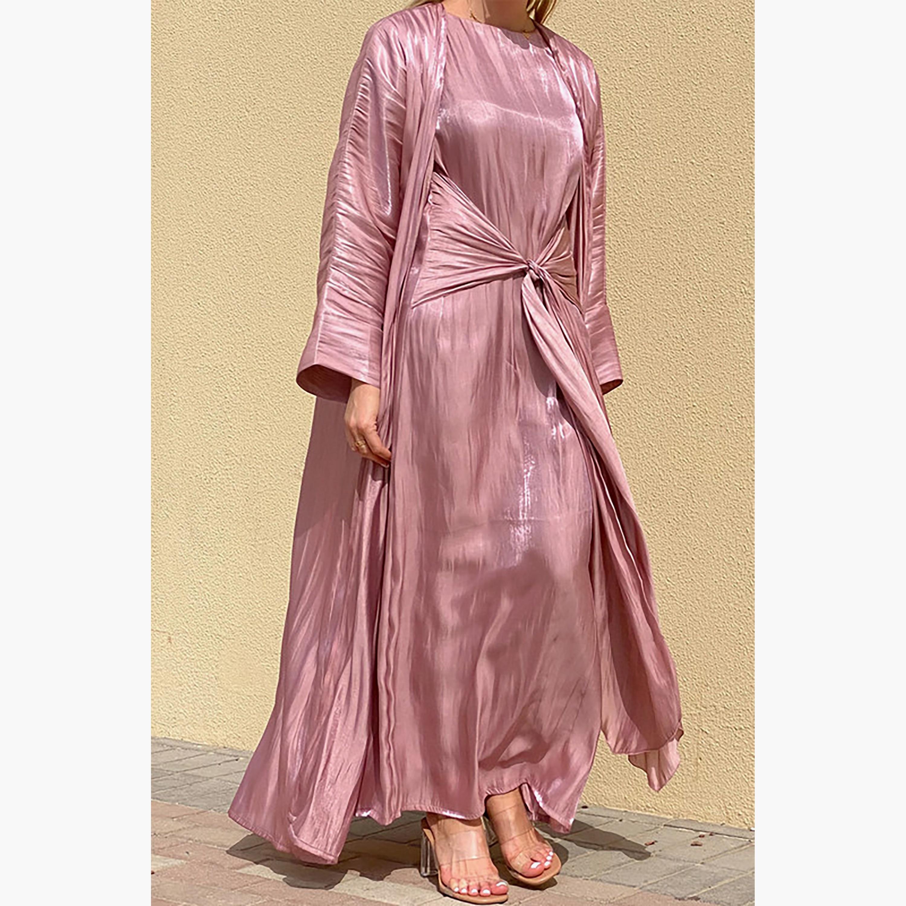 طقم 3 قطع عباية روتانا وردي لامعة وأكمام واسعة وفستان داخلي مع شيلة من مويستريت-women-arabicclothing-abayainner-image-3