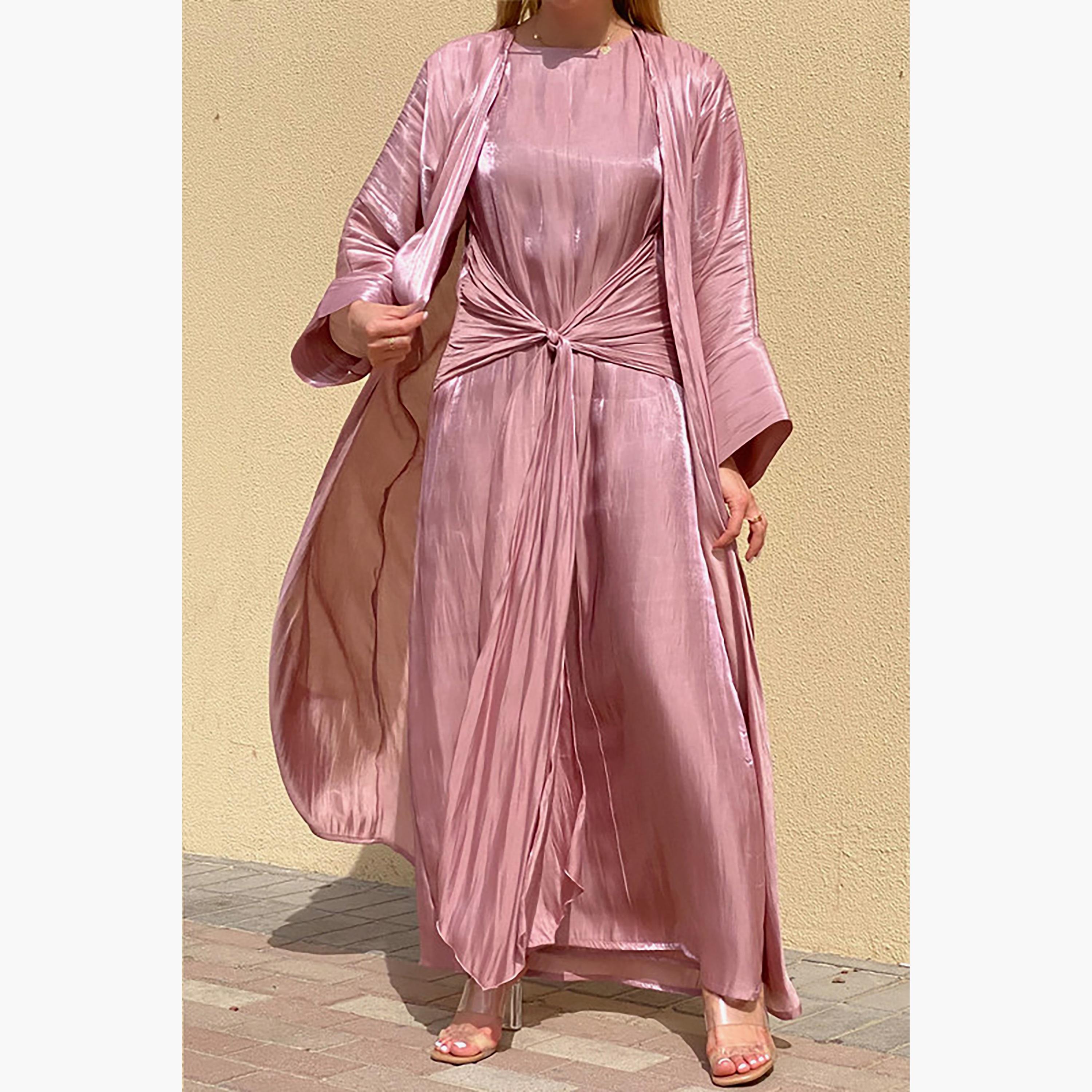طقم 3 قطع عباية روتانا وردي لامعة وأكمام واسعة وفستان داخلي مع شيلة من مويستريت-women-arabicclothing-abayainner-image-4