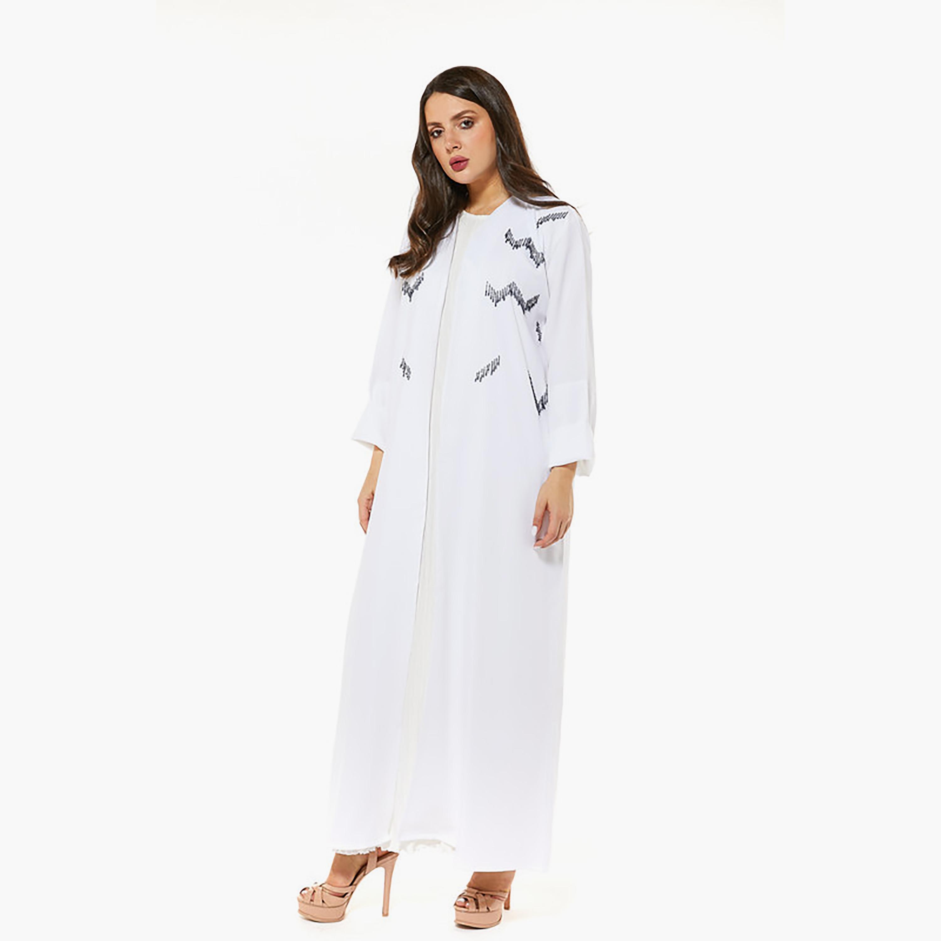 عباية كريب مزينة بالترتر باللون الأبيض مع شيلة من مويستريت-women-arabicclothing-abayas-image-3