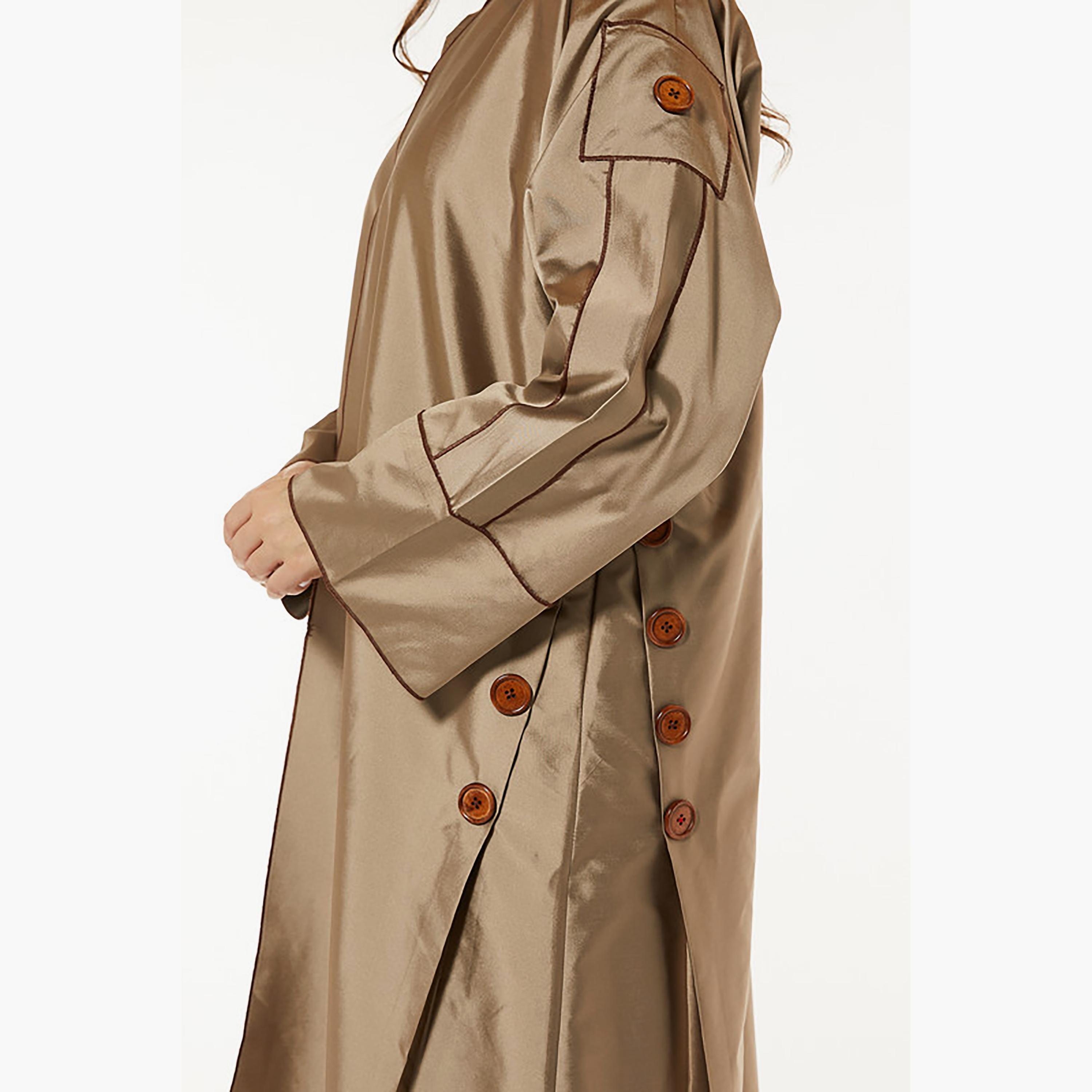 عباية من الساتان فيكتوريا بأزرار وحواف بنية اللون مع شيلة من مويستريت-women-arabicclothing-abayas-image-2