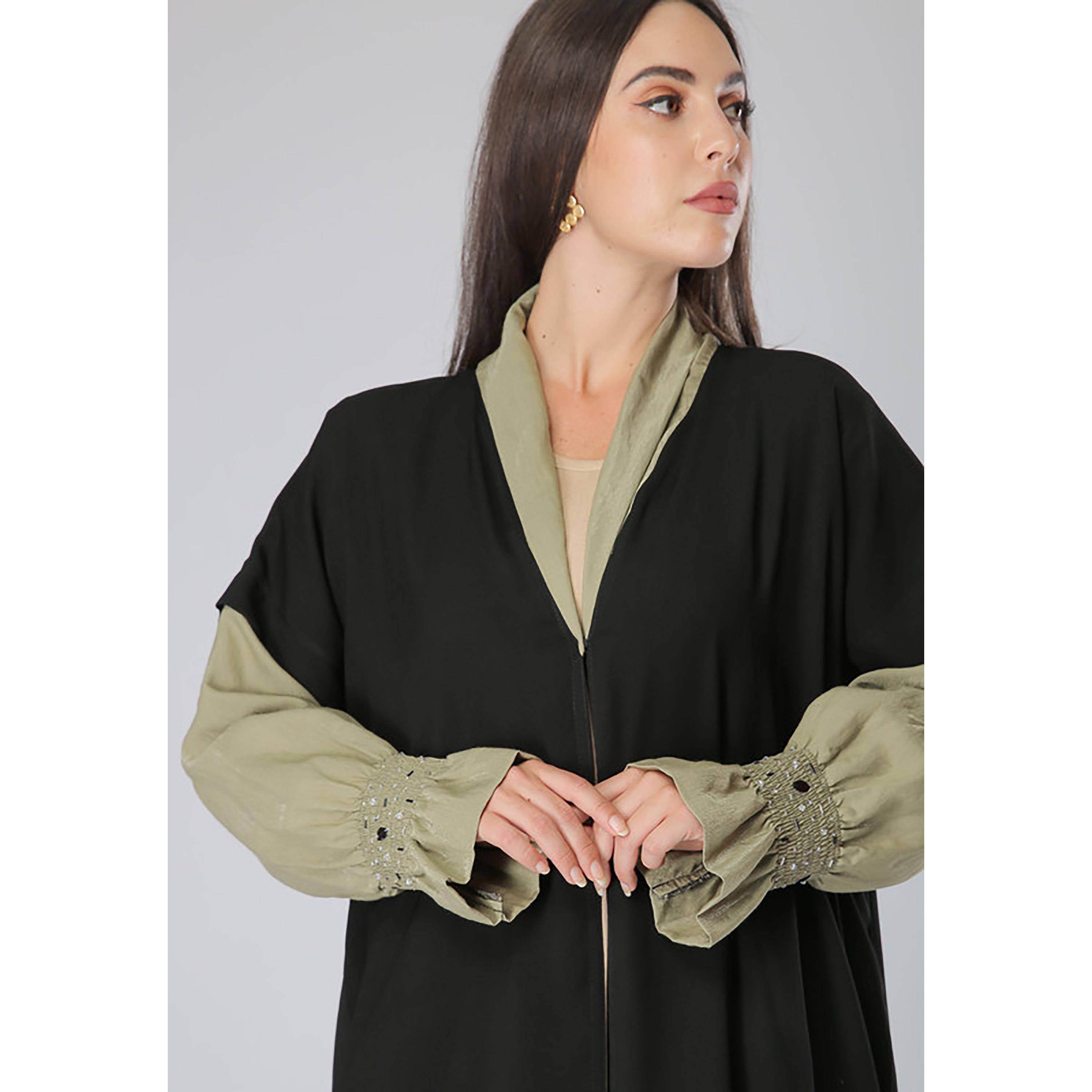 عباية من الكريب بأكمام مطرزة باللون الأسود مع شيلة من مويستريت-women-arabicclothing-abayas-image-2