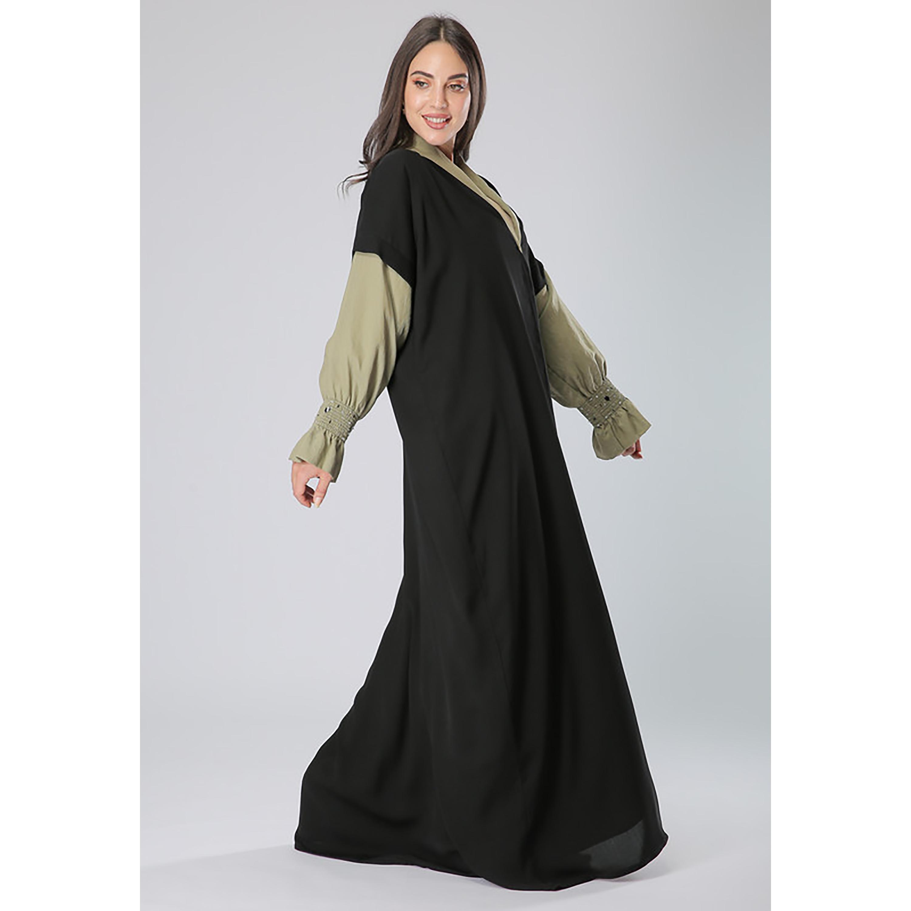 عباية من الكريب بأكمام مطرزة باللون الأسود مع شيلة من مويستريت-women-arabicclothing-abayas-image-3