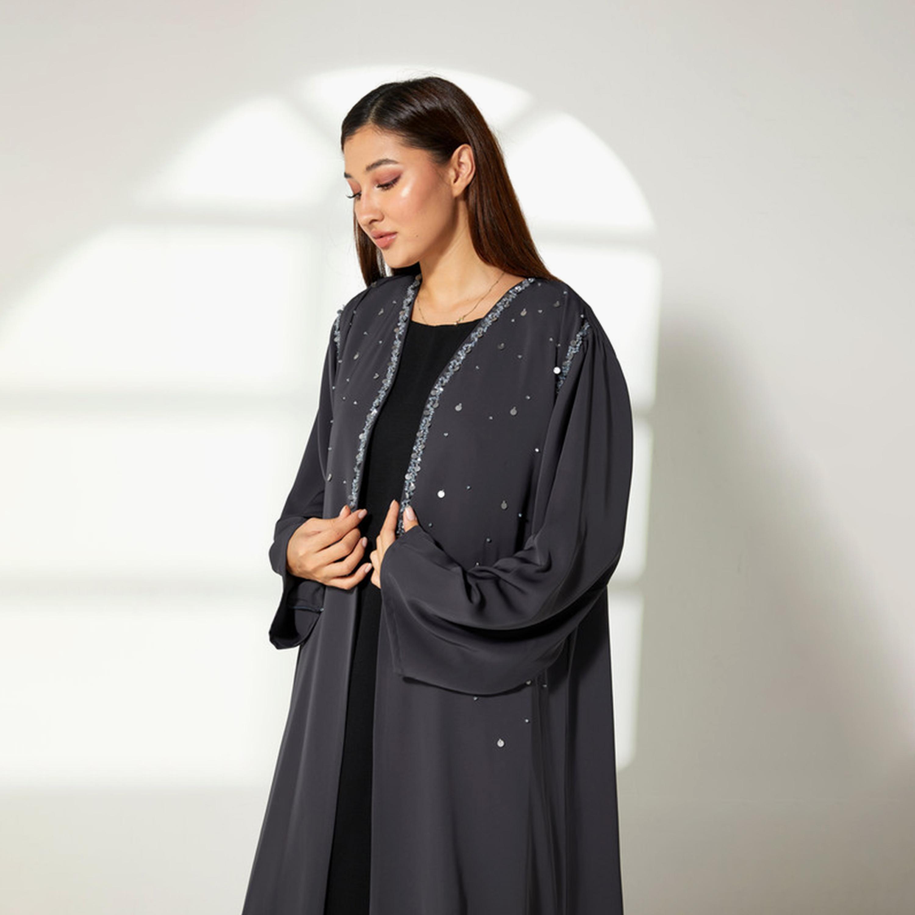 عباية نيدا كورية بأكمام واسعة ومزينة بالترتر باللون الرمادي مع شيلة من مويستريت-women-arabicclothing-abayas-image-2