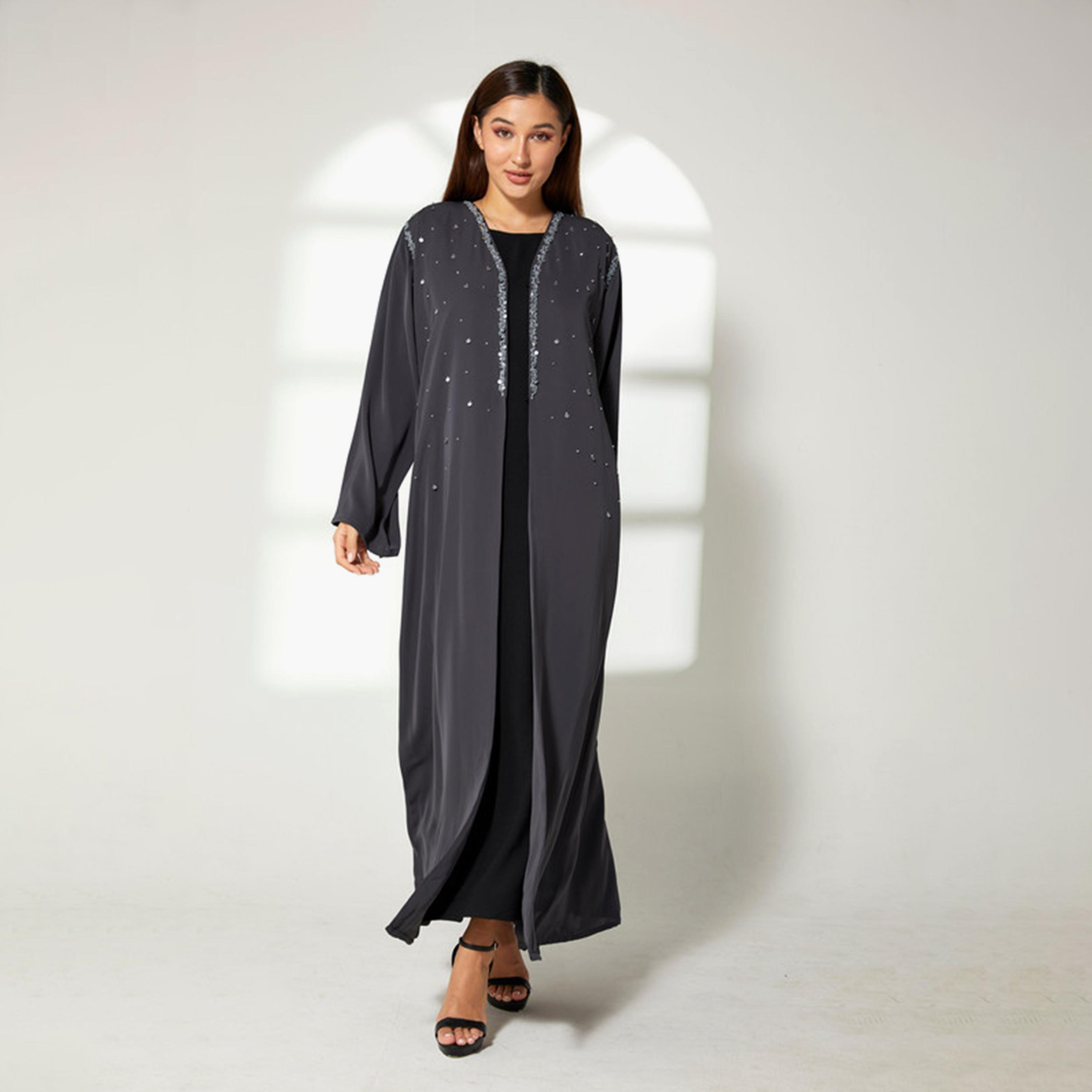 عباية نيدا كورية بأكمام واسعة ومزينة بالترتر باللون الرمادي مع شيلة من مويستريت-women-arabicclothing-abayas-image-3