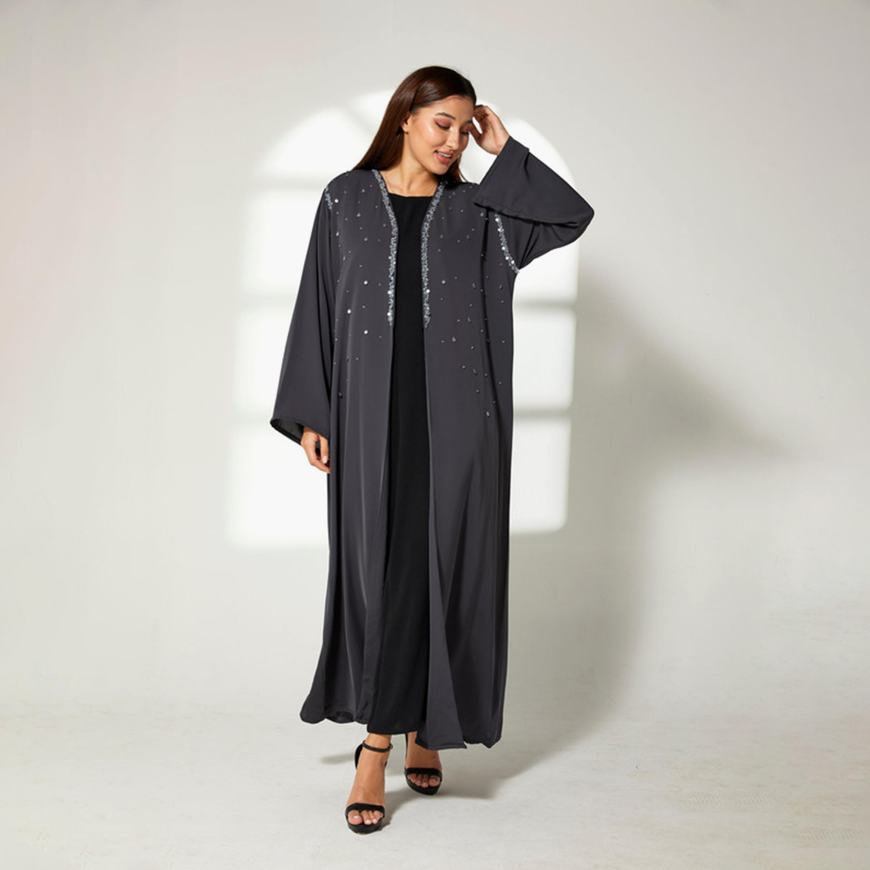 عباية نيدا كورية بأكمام واسعة ومزينة بالترتر باللون الرمادي مع شيلة من مويستريت-women-arabicclothing-abayas-image-4