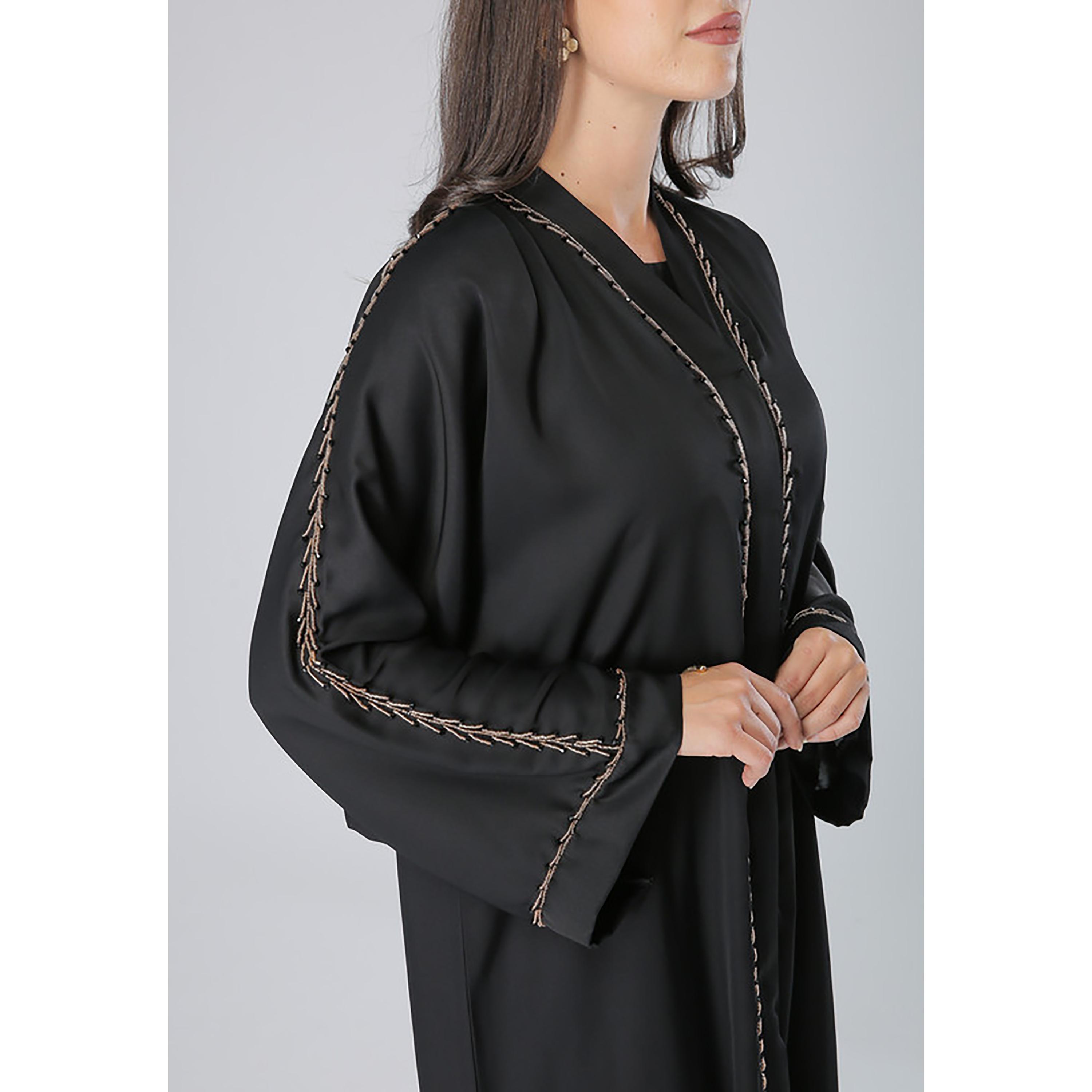عباية سوداء مطرزة بالخرز بأكمام واسعة مع شيلة من مويستريت-women-arabicclothing-abayas-image-2