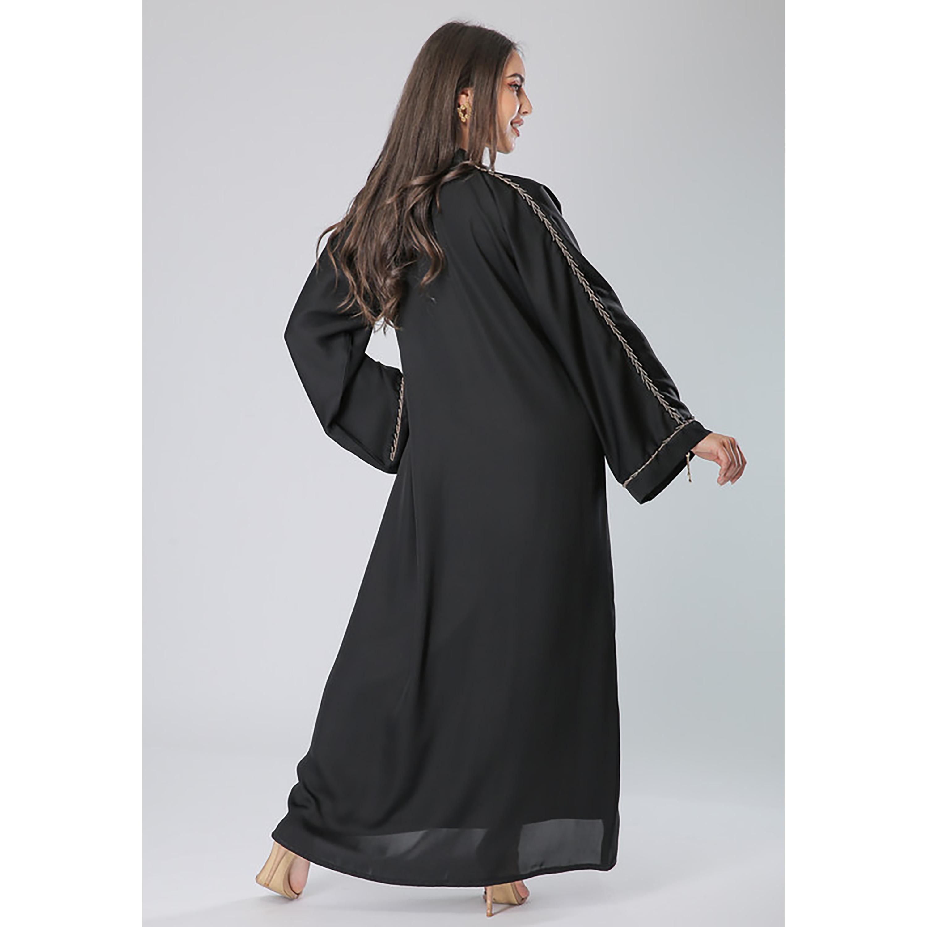 عباية سوداء مطرزة بالخرز بأكمام واسعة مع شيلة من مويستريت-women-arabicclothing-abayas-image-4