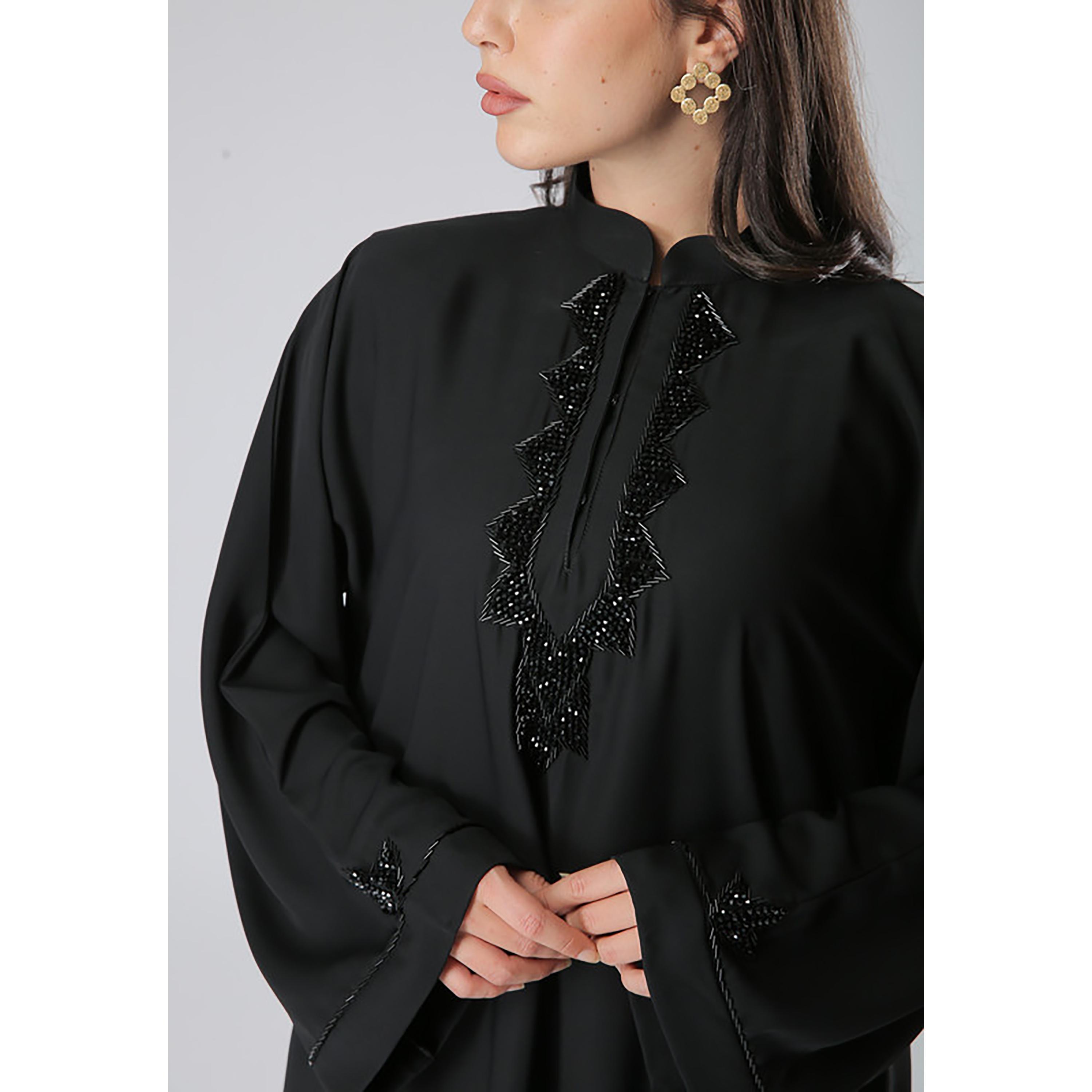عباية سوداء مطرزة بالخرز بأكمام واسعة مع شيلة من مويستريت-women-arabicclothing-abayas-image-2