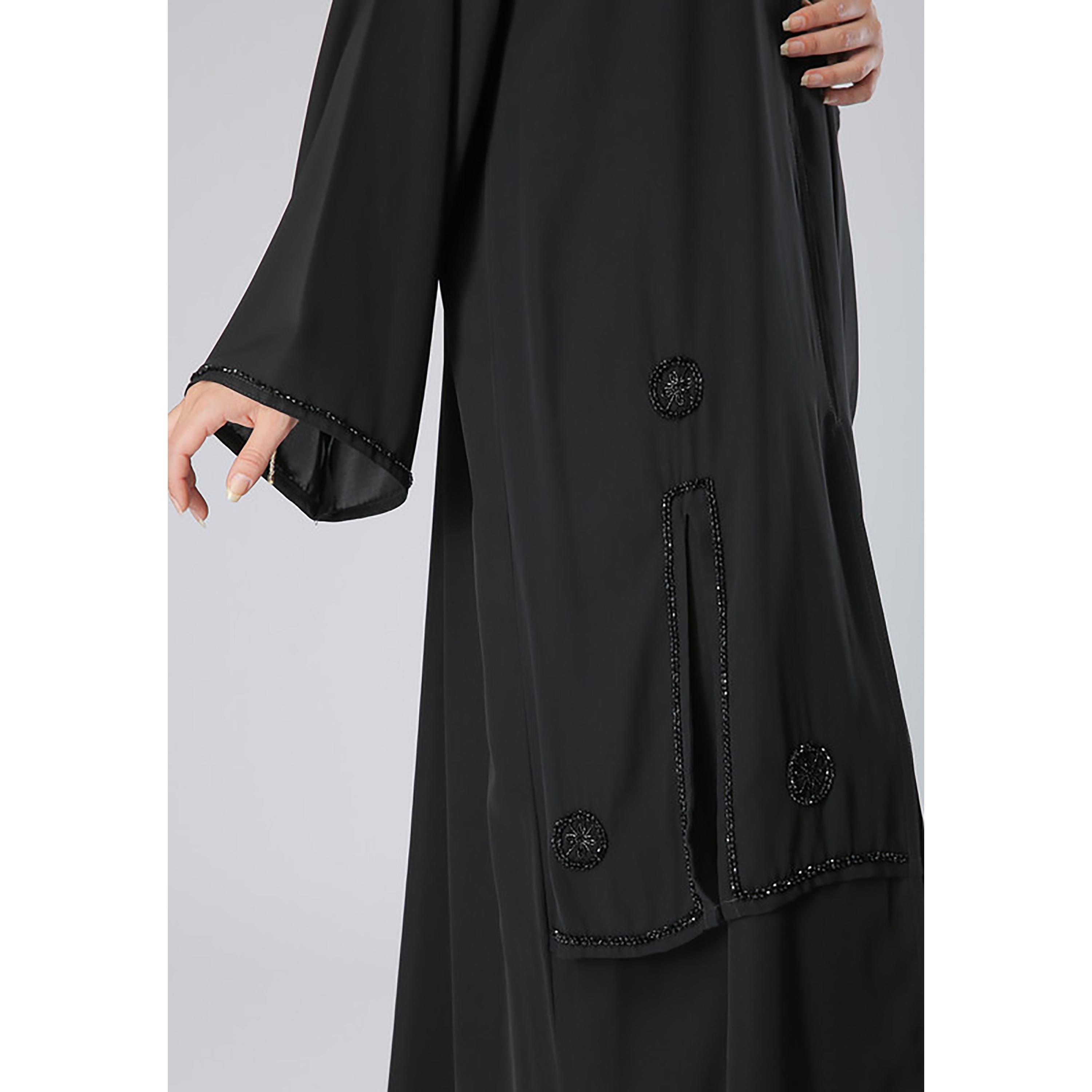 عباية سوداء مطرزة بالخرز مقسمة بأكمام واسعة مع شيلة من مويستريت-women-arabicclothing-abayas-image-2