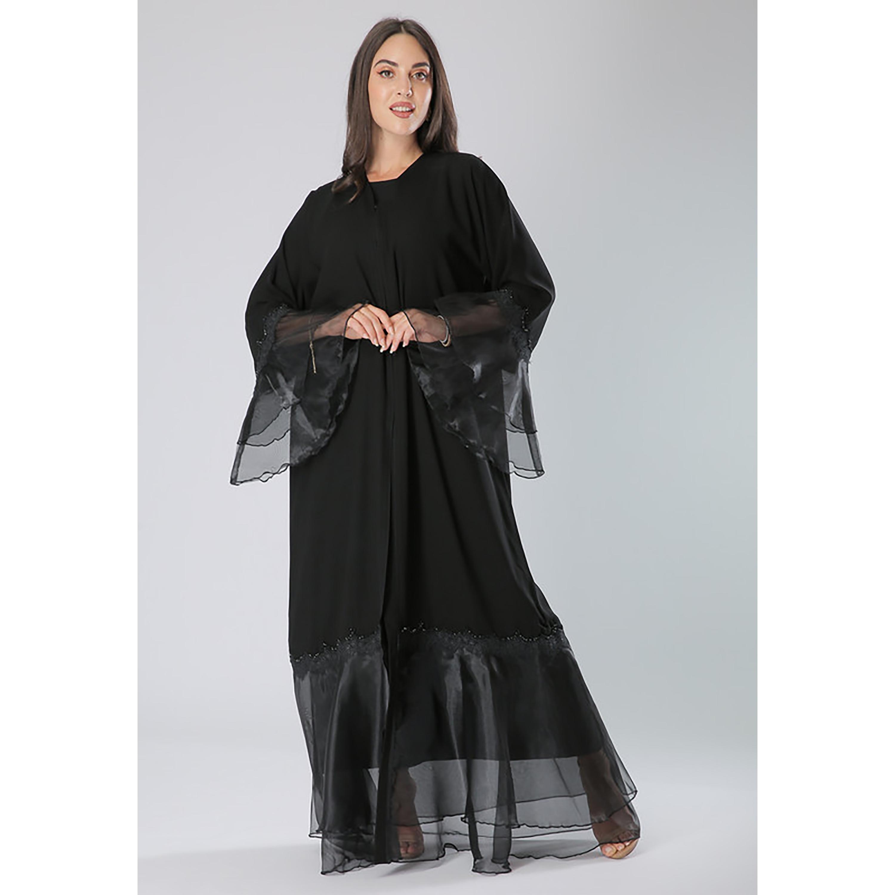 عباية سوداء من الكريب ومزينة بالدانتيل والخرز وأكمام واسعة مع شيلة من مويستريت-women-arabicclothing-abayas-image-1