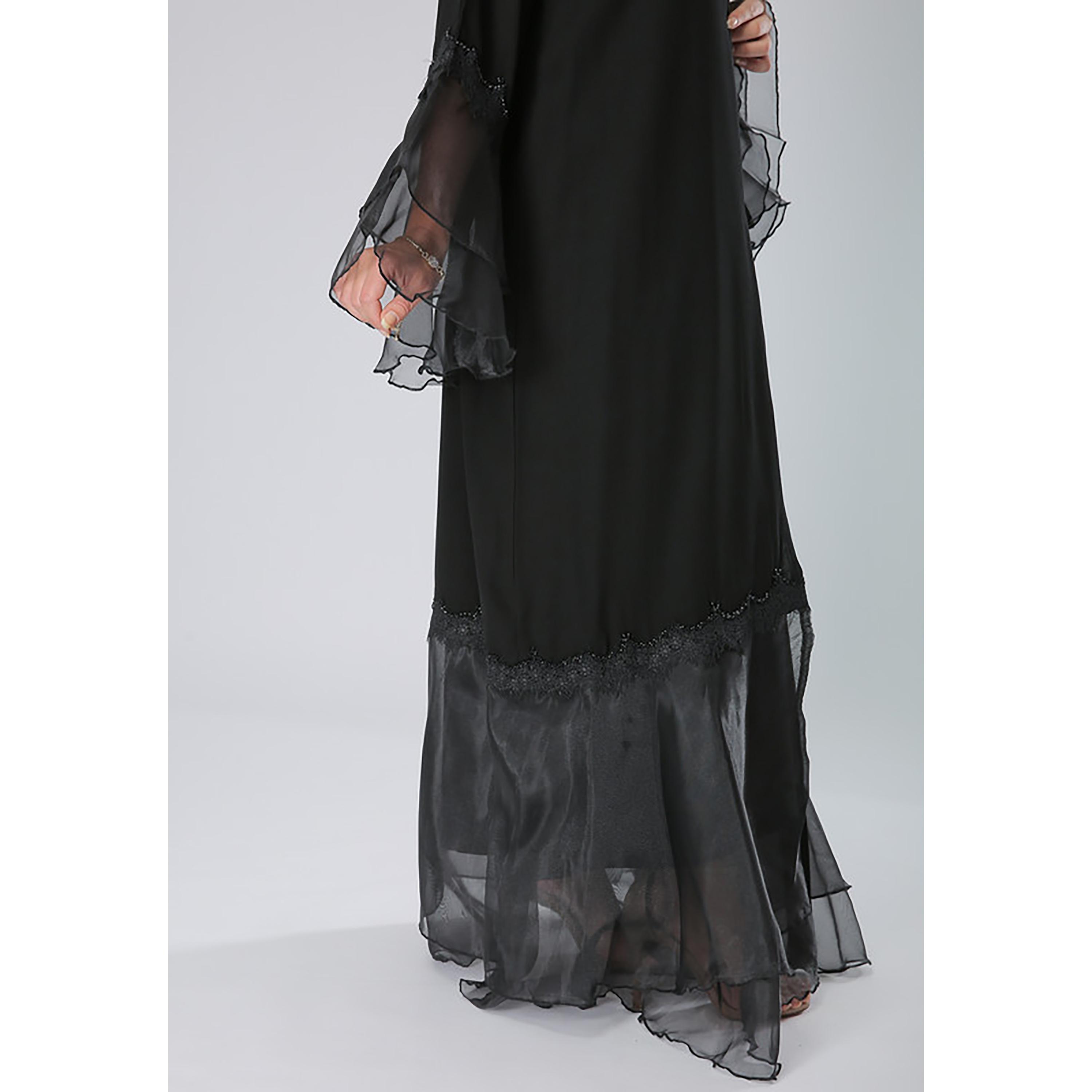 عباية سوداء من الكريب ومزينة بالدانتيل والخرز وأكمام واسعة مع شيلة من مويستريت-women-arabicclothing-abayas-image-2
