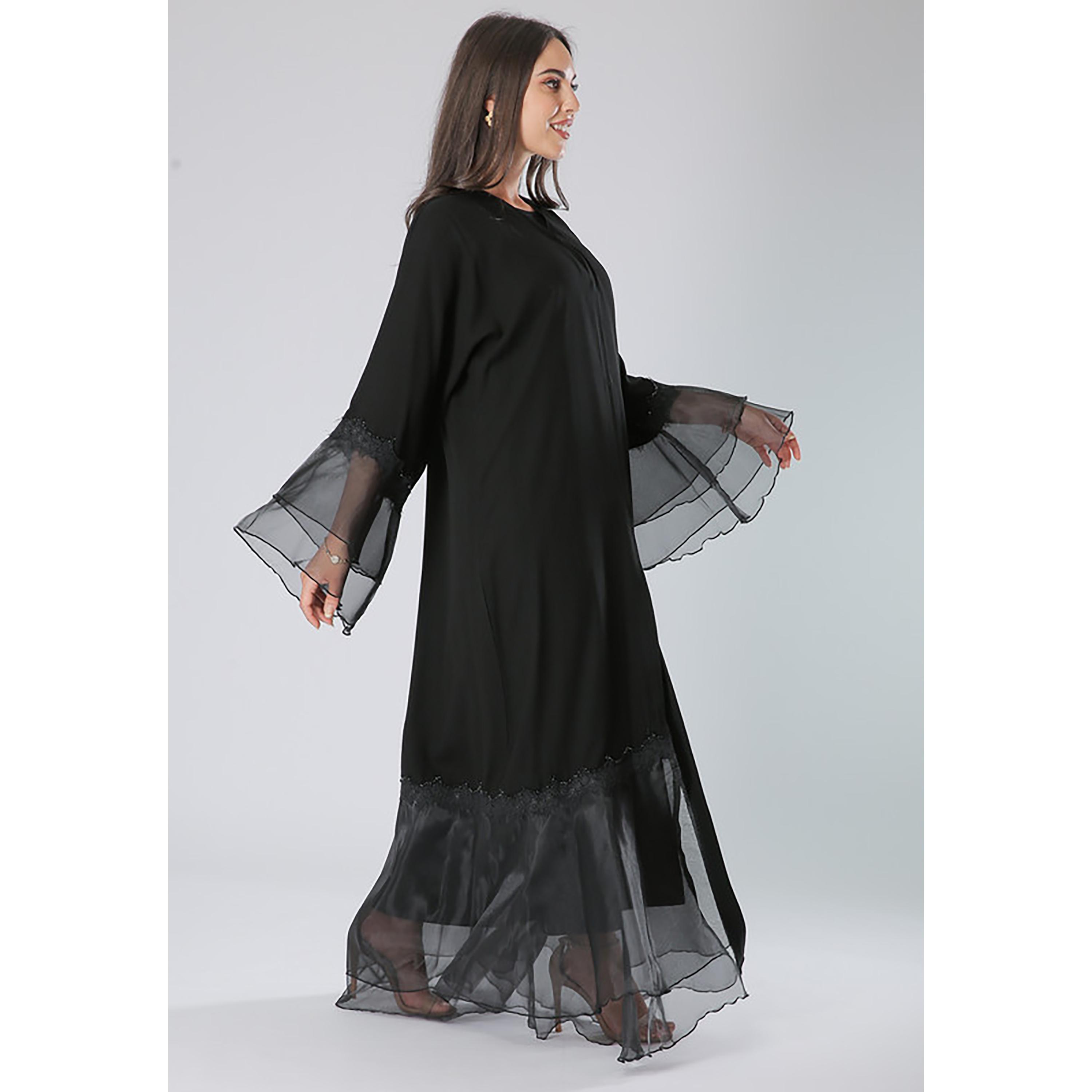 عباية سوداء من الكريب ومزينة بالدانتيل والخرز وأكمام واسعة مع شيلة من مويستريت-women-arabicclothing-abayas-image-3