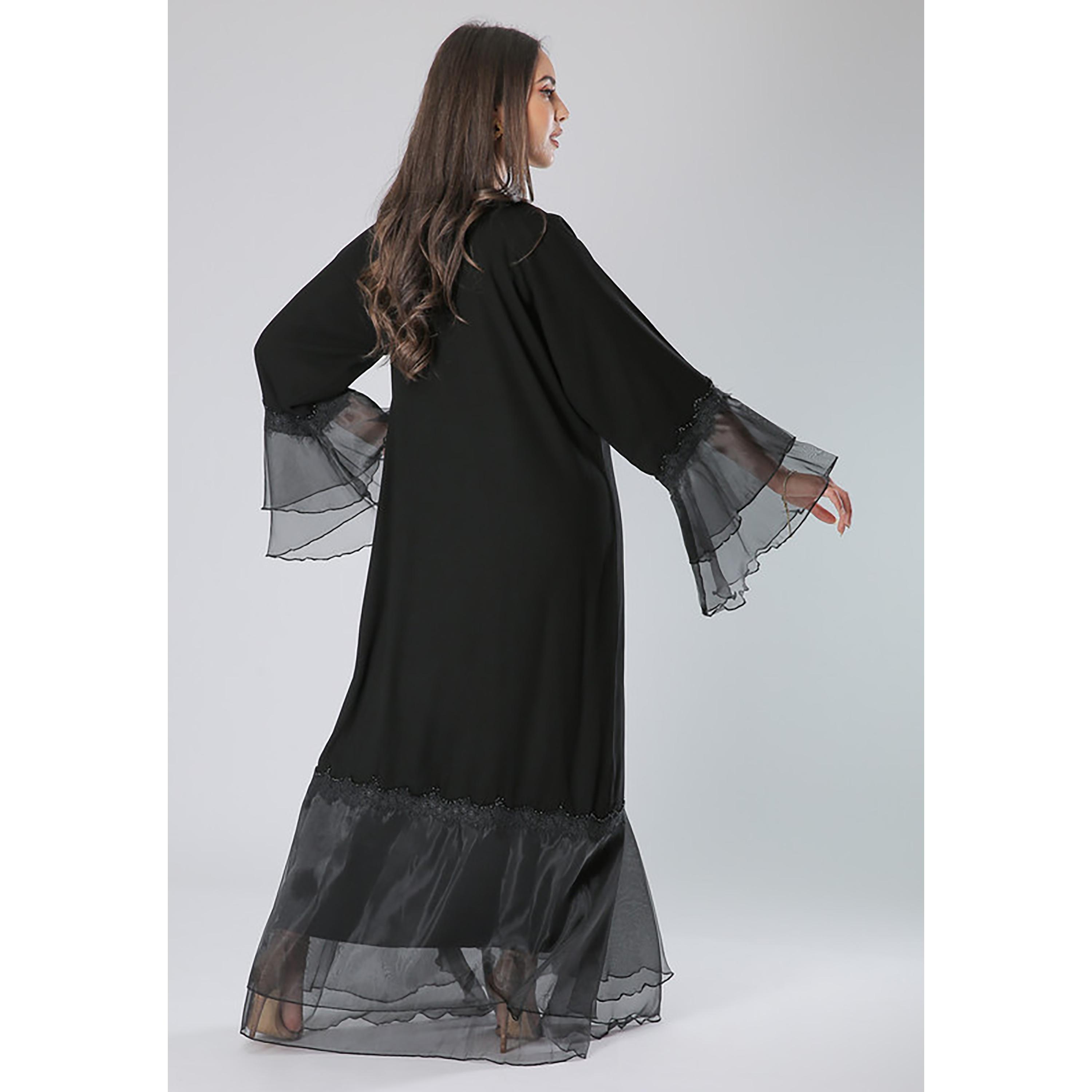 عباية سوداء من الكريب ومزينة بالدانتيل والخرز وأكمام واسعة مع شيلة من مويستريت-women-arabicclothing-abayas-image-4