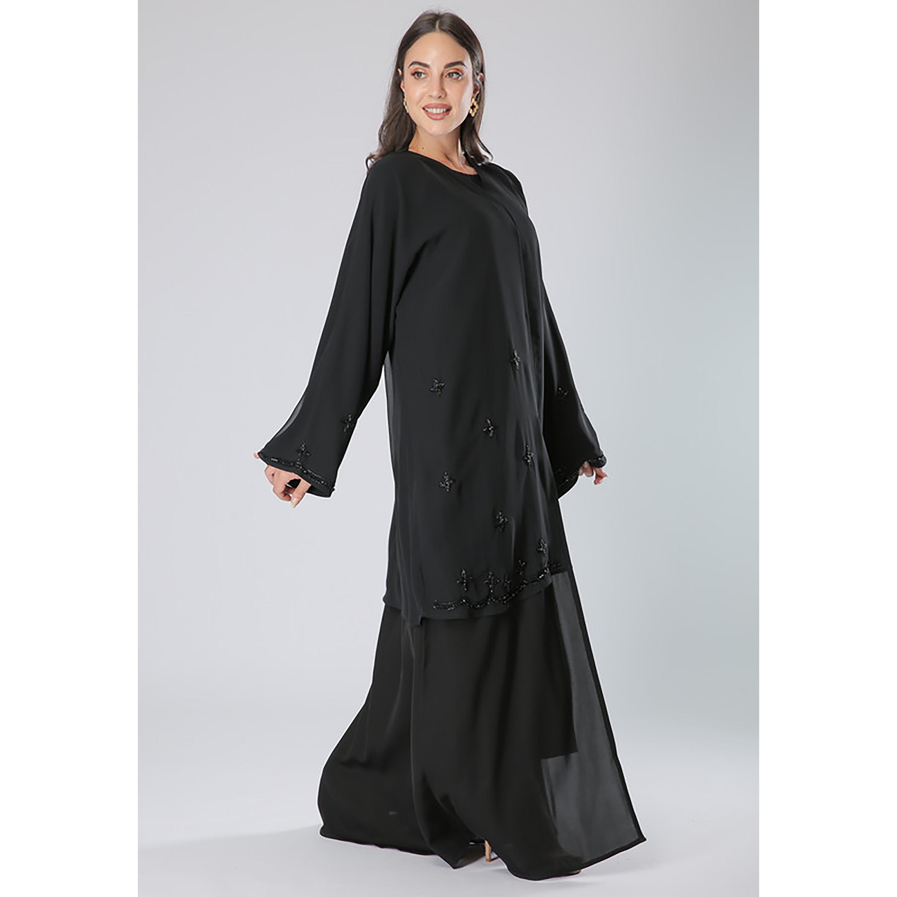 عباية سوداء مطرزة بالخرز وأطراف بأكمام واسعة مع شيلة من مويستريت-women-arabicclothing-abayas-image-3