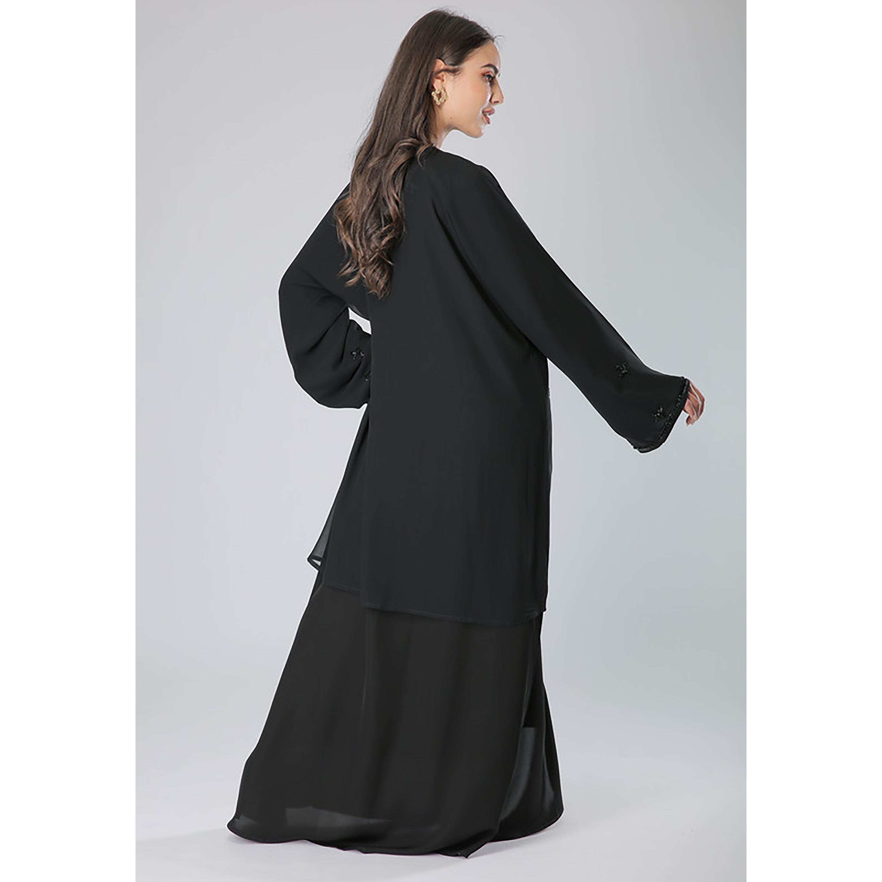 عباية سوداء مطرزة بالخرز وأطراف بأكمام واسعة مع شيلة من مويستريت-women-arabicclothing-abayas-image-4