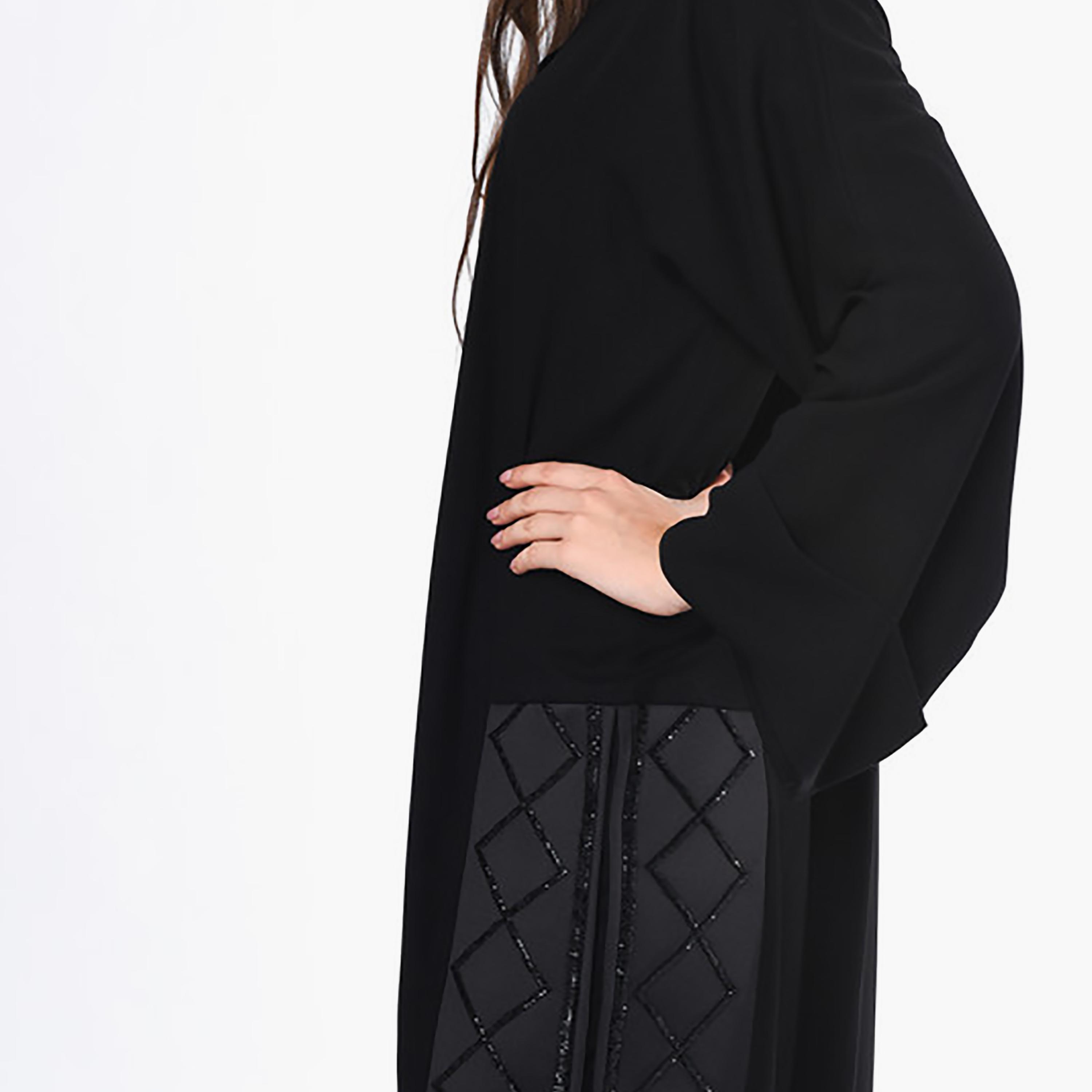 عباية كتان مطرزة باللون الأسود مع شيلة من مويستريت-women-arabicclothing-abayas-image-2