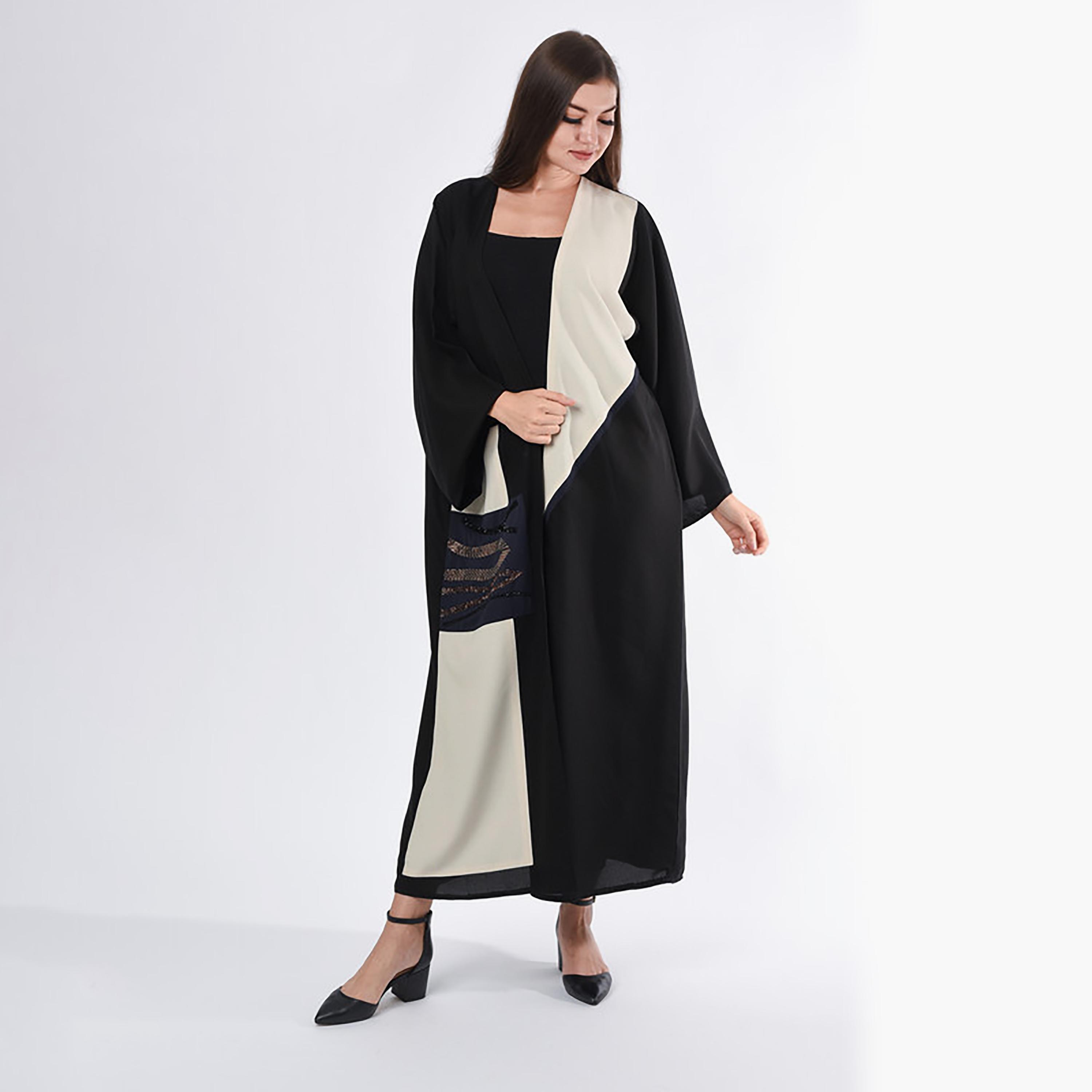 عباية من الكريب المطرز باللون الأسود بأكمام واسعة مع شيلة من مويستريت-women-arabicclothing-abayas-image-1