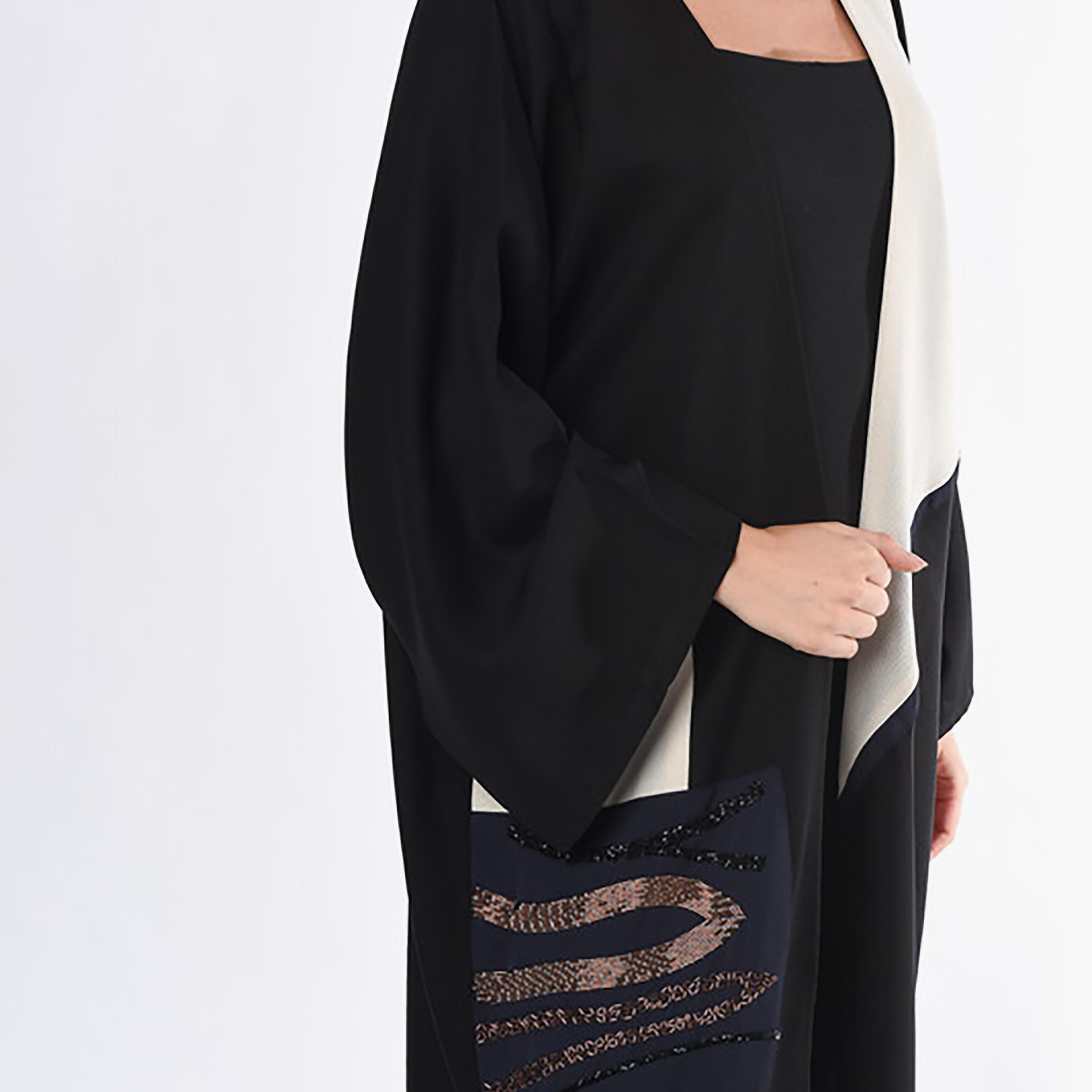 عباية من الكريب المطرز باللون الأسود بأكمام واسعة مع شيلة من مويستريت-women-arabicclothing-abayas-image-2