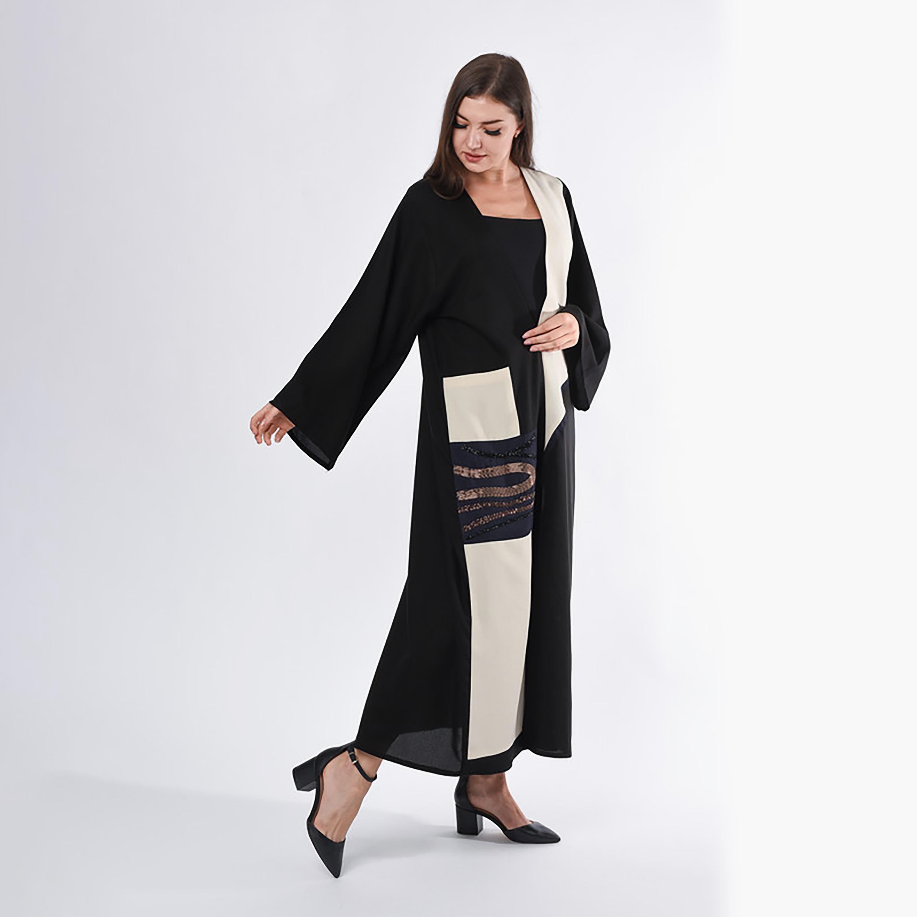 عباية من الكريب المطرز باللون الأسود بأكمام واسعة مع شيلة من مويستريت-women-arabicclothing-abayas-image-3