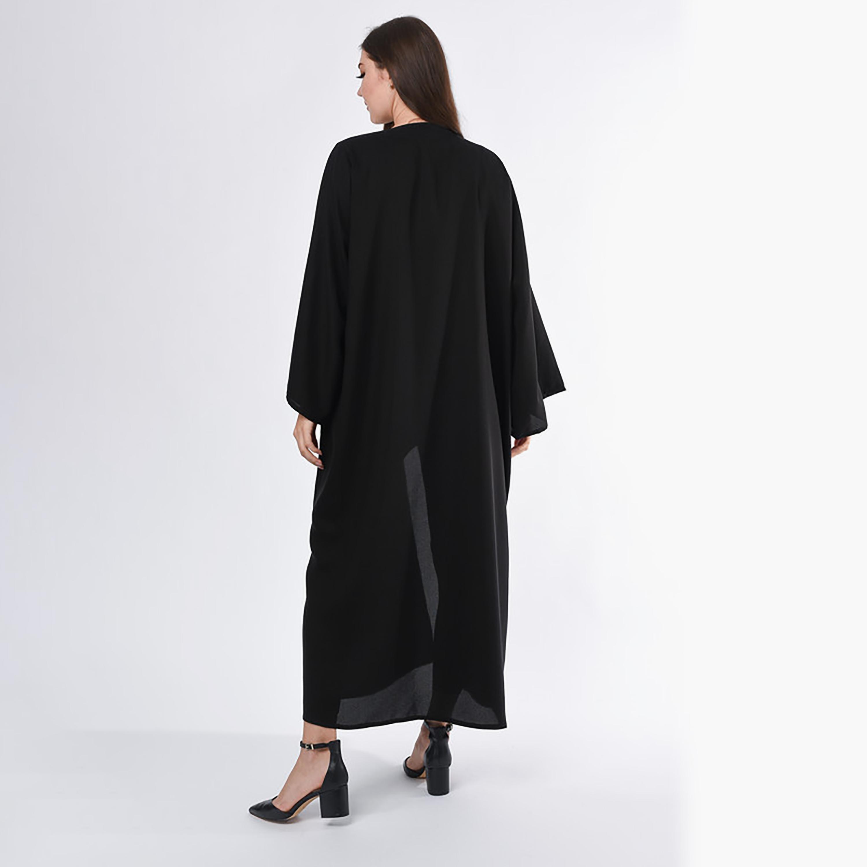 عباية من الكريب المطرز باللون الأسود بأكمام واسعة مع شيلة من مويستريت-women-arabicclothing-abayas-image-4
