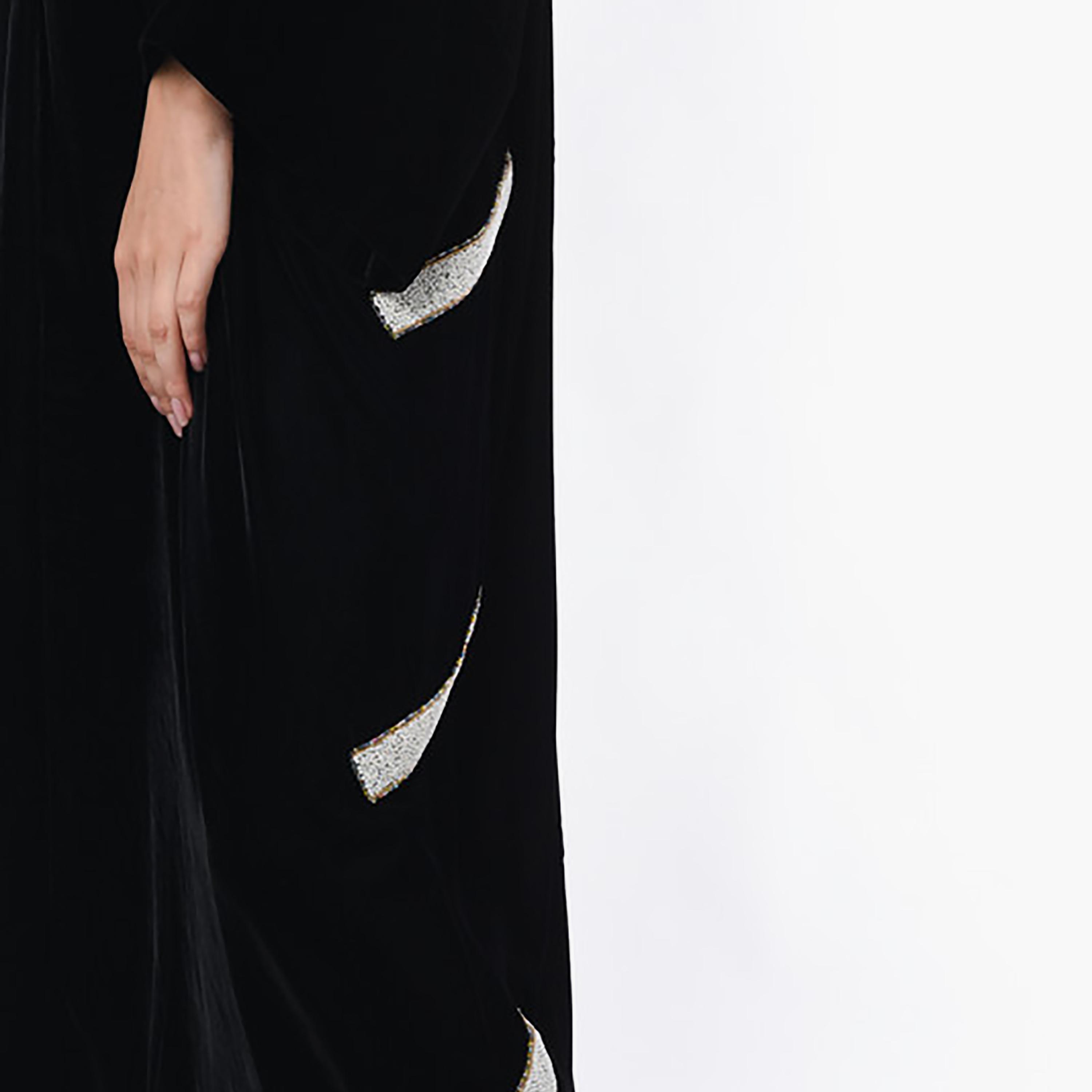عباية مخملية مطرزة باللون الأسود مع شيلة من مويستريت-women-arabicclothing-abayas-image-2