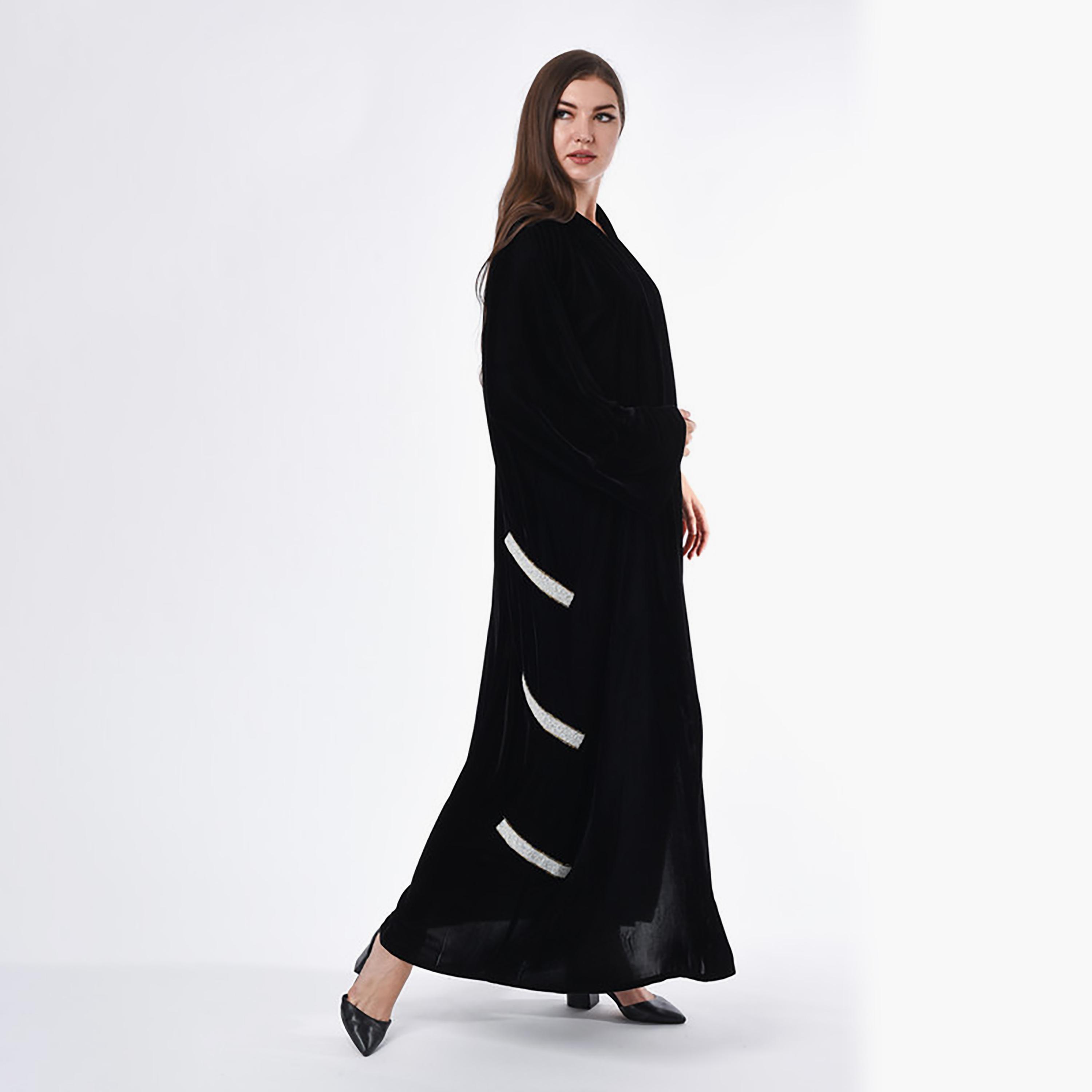 عباية مخملية مطرزة باللون الأسود مع شيلة من مويستريت-women-arabicclothing-abayas-image-3