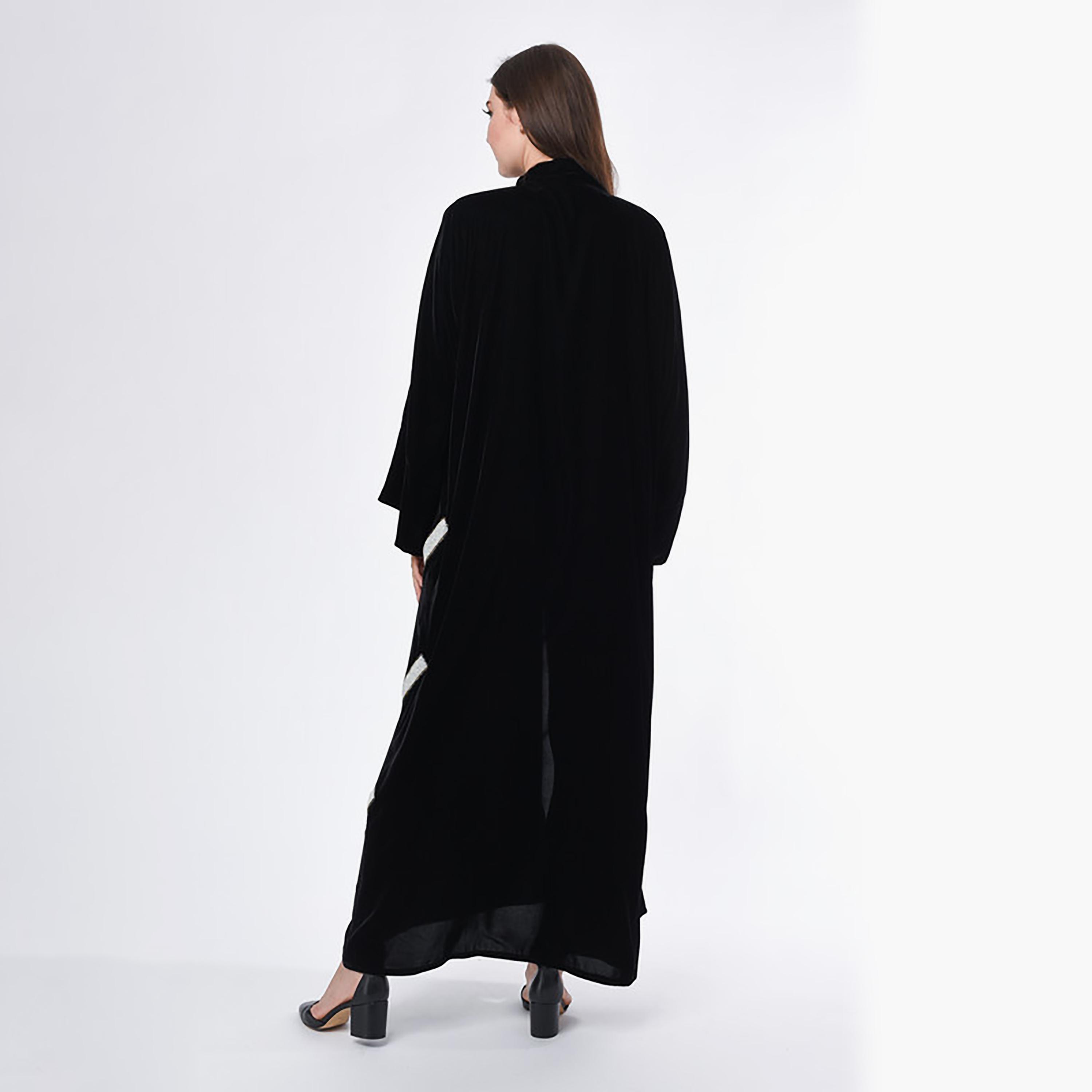 عباية مخملية مطرزة باللون الأسود مع شيلة من مويستريت-women-arabicclothing-abayas-image-4