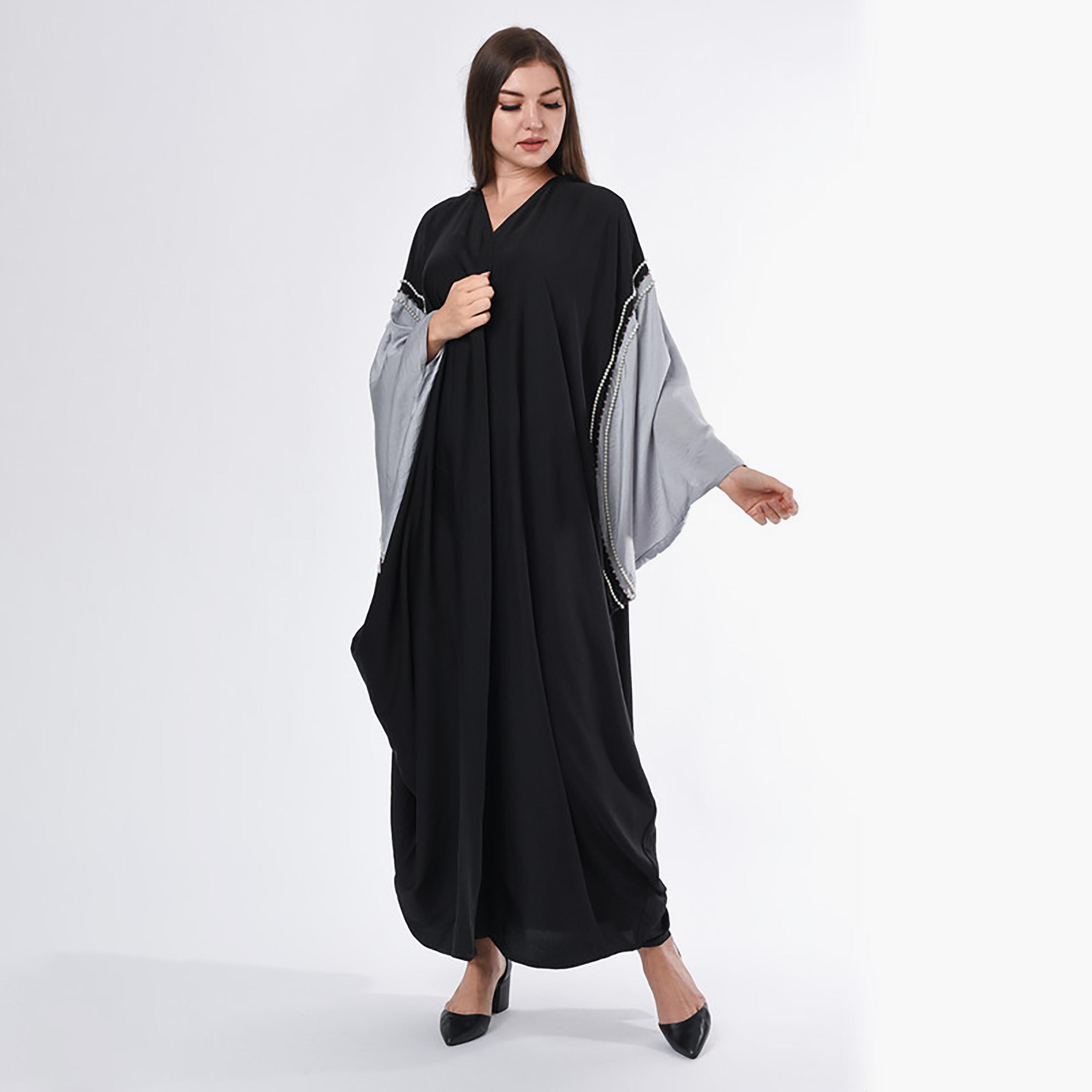 عباية سوداء مطرزة بأكمام باتوينج مع شيلة من مويستريت-women-arabicclothing-abayas-image-1