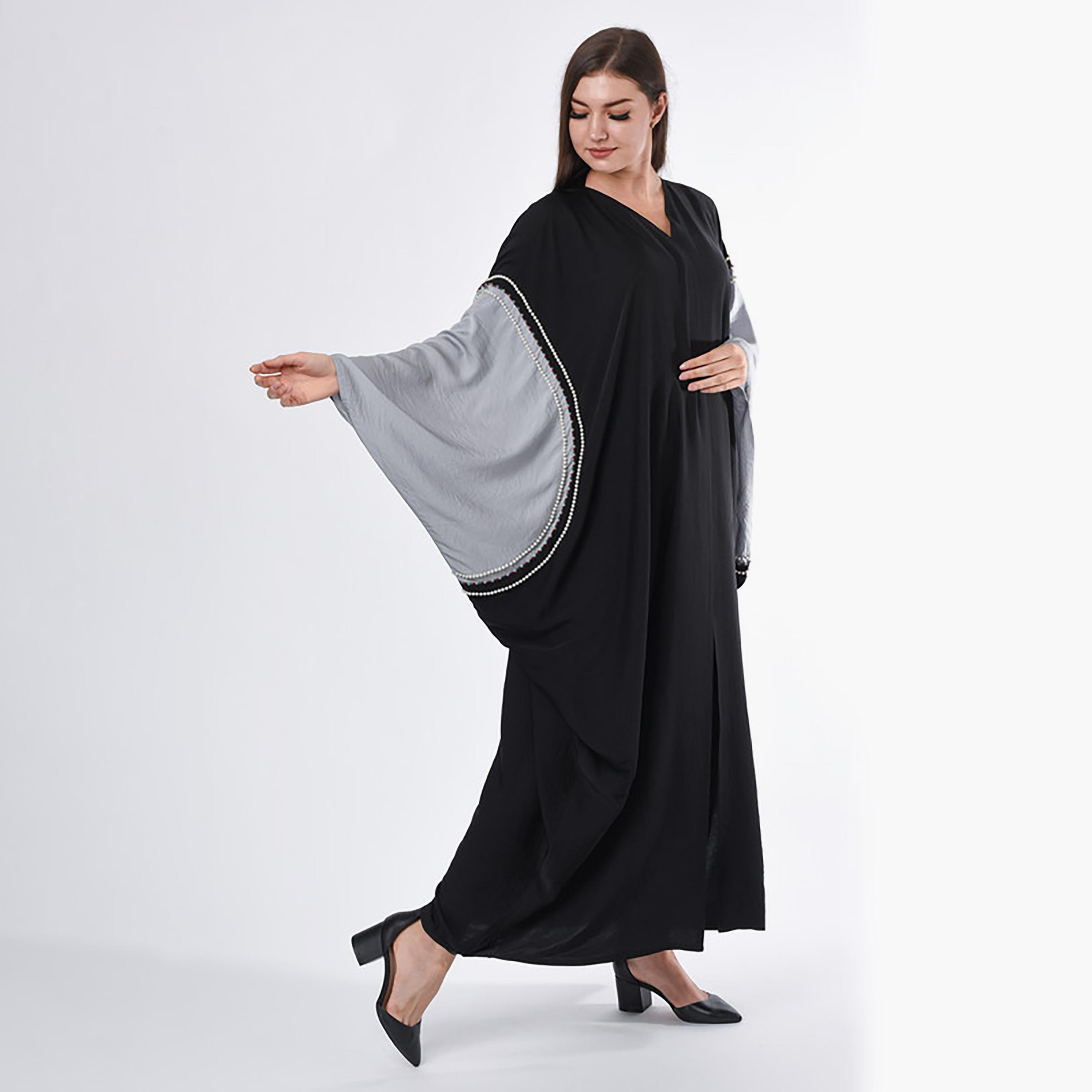 عباية سوداء مطرزة بأكمام باتوينج مع شيلة من مويستريت-women-arabicclothing-abayas-image-3