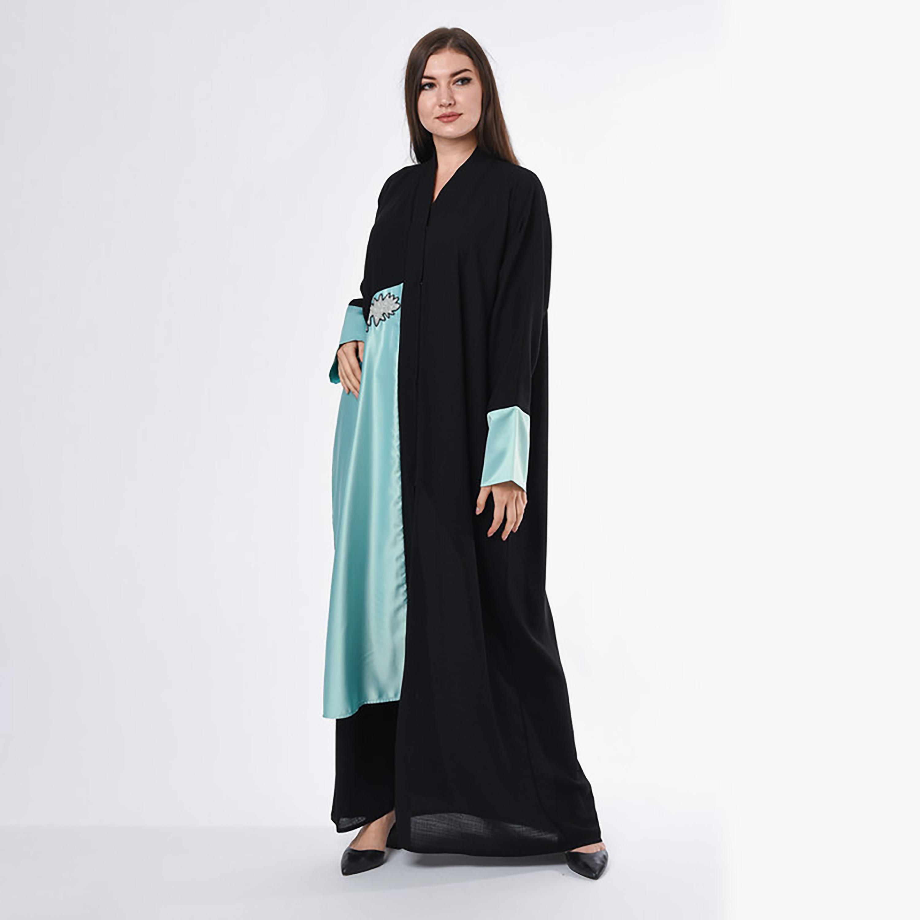 عباية كتان بتطريز متباين ورقع باللون الأسود مع شيلة من مويستريت-women-arabicclothing-abayas-image-1